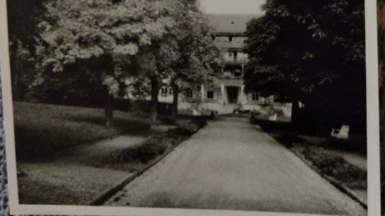 Abfotografiertes Schwarz-Weiß Foto von einem Haus. Darüber steht handschriftlich „Oktober 1960 Königsfeld (Schwarzwald)“