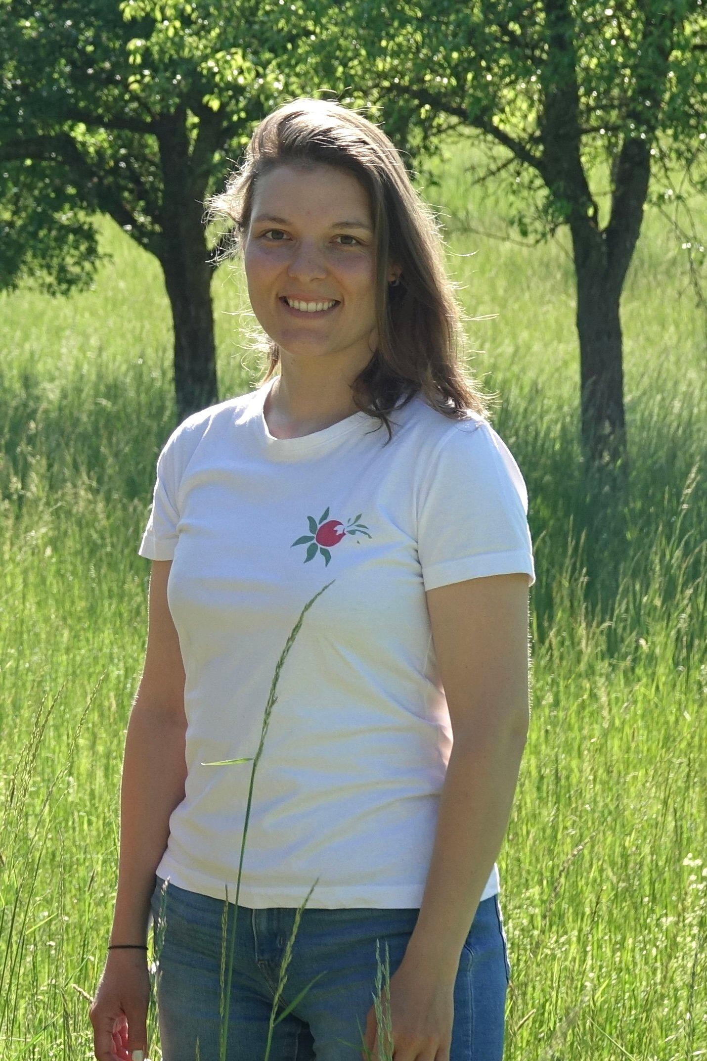 Junge Frau vor Streuobstwiese