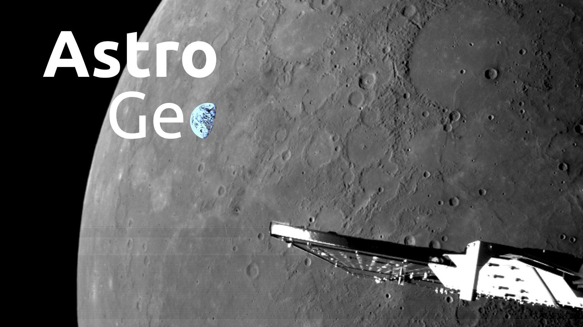 Selfie der Raumsonde mit Merkur: Der Planet Merkur ist fast komplett grau, mit vielen Kratern und glatten runden Ebenen. Im Vordergrund ein Ausleger einer Raumsonde.