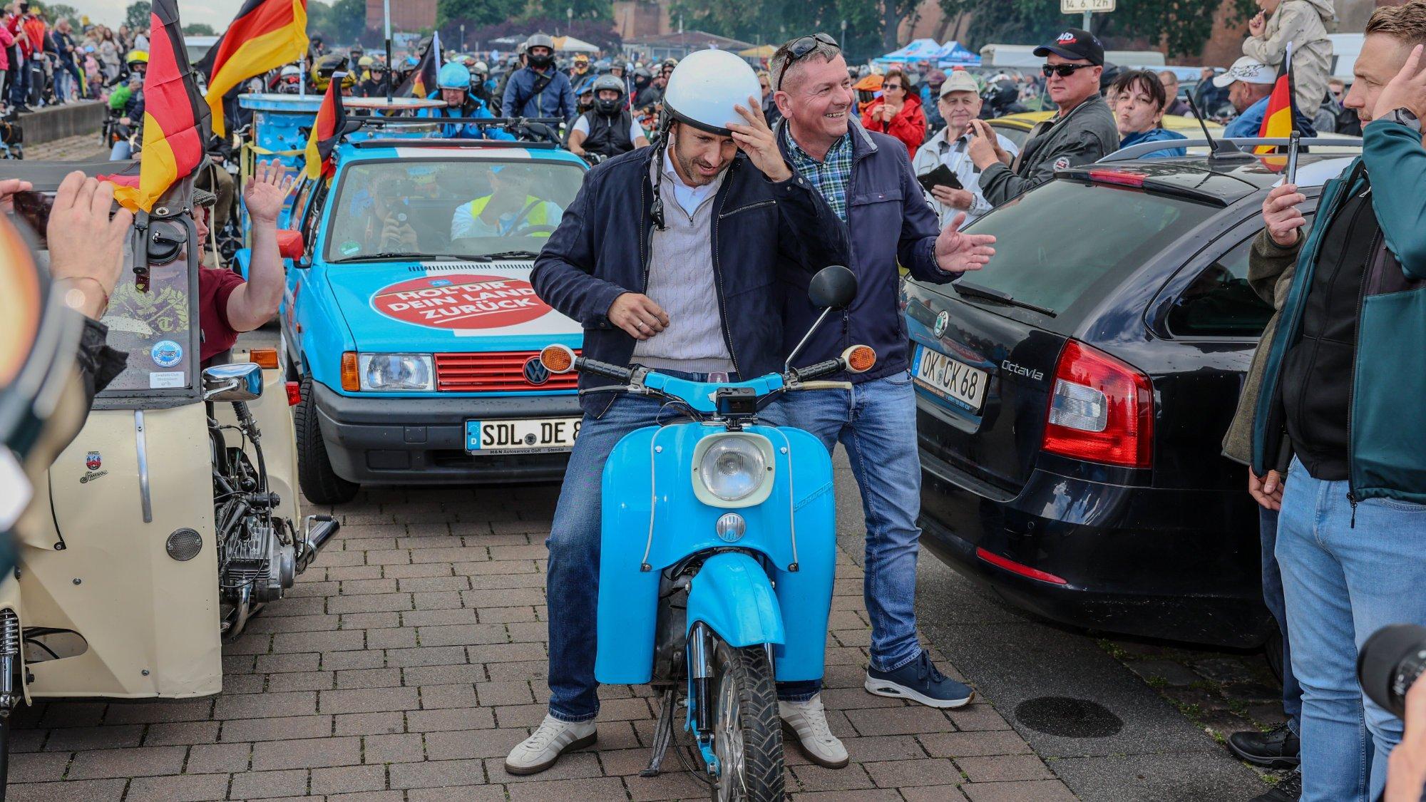 Der AfD-Spitzenkandidat Ulrich Siegmund sitzt auf seiner Schwalbe bei der ersten gemeinsamen Simson-Ausfahrt in Sachsen Anhalt. Simson-Besitzer fahren gemeinsam mit AfD-Spitzenkandidat Siegmund von Tangermünde rund 40 Kilometer durch die Altmark. Siegmund wird für die AfD in Sachsen-Anhalt als Spitzenkandidat bei der Landtagswahl 2026 antreten und macht mit der Fahrt Wahlkampf.