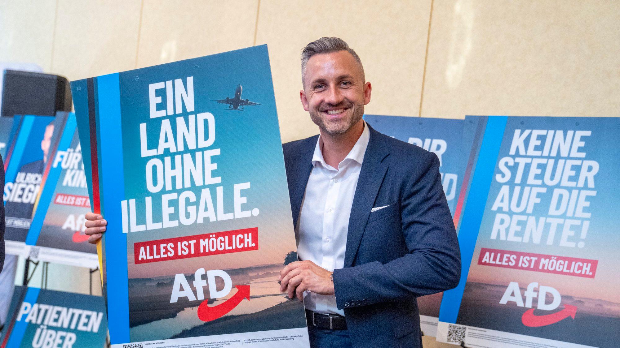 Ulrich Siegmund (Spitzenkandidat zur Landtagswahl 2026 der AfD Sachsen-Anhalt) mit einem seiner Wahlplakate: „Ein Land ohne Illegale“ bei der Pressekonferenz der AfD Sachsen-Anhalt, Ratswaage Hotel Magdeburg, am 4. Juni 2026 Vorstellung der Wahlkampagne für die Landtagswahl in Sachsen Anhalt 2026.