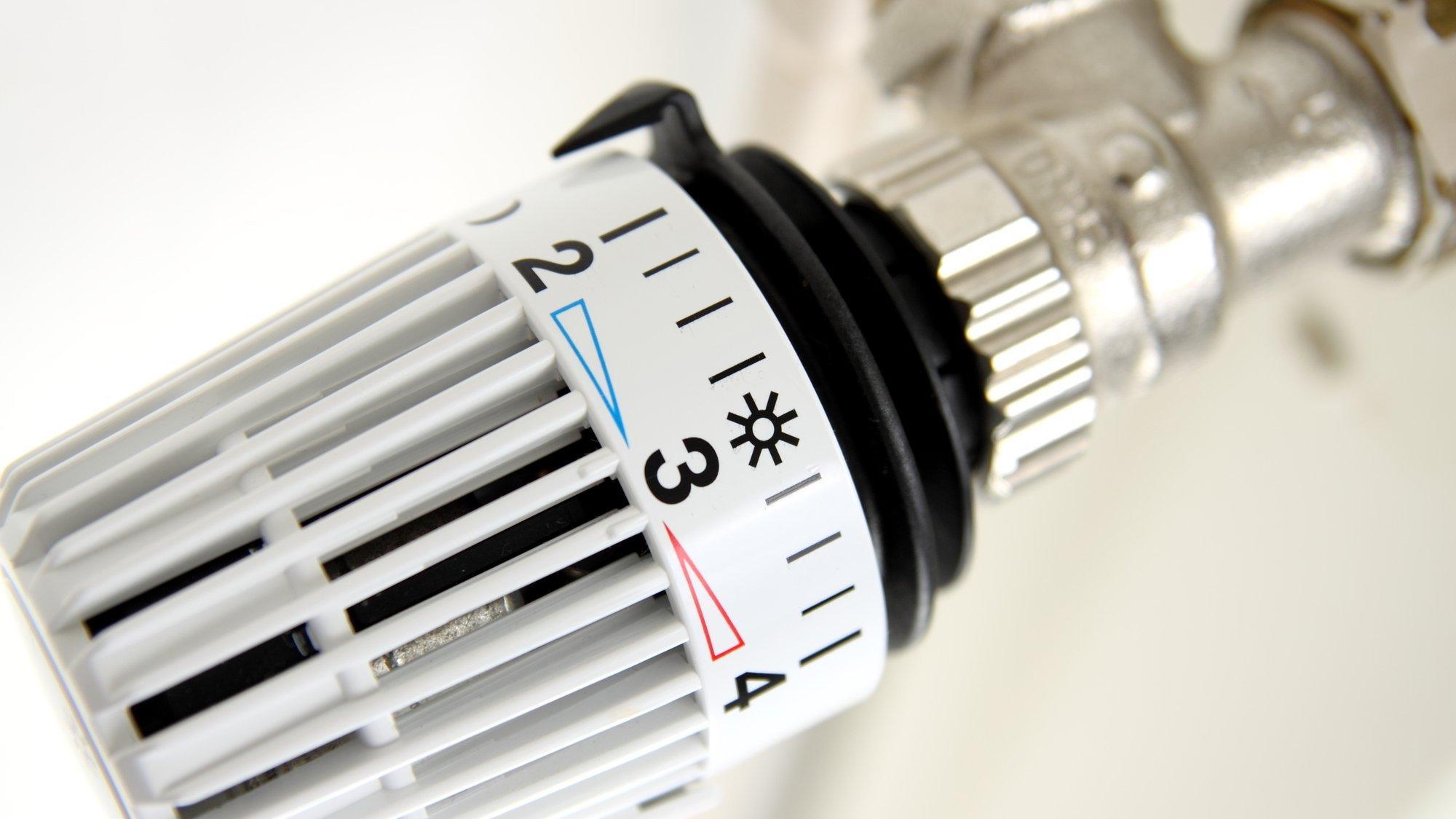 Thermostat eines Heizkörpers mit verschiedenen Stufen.