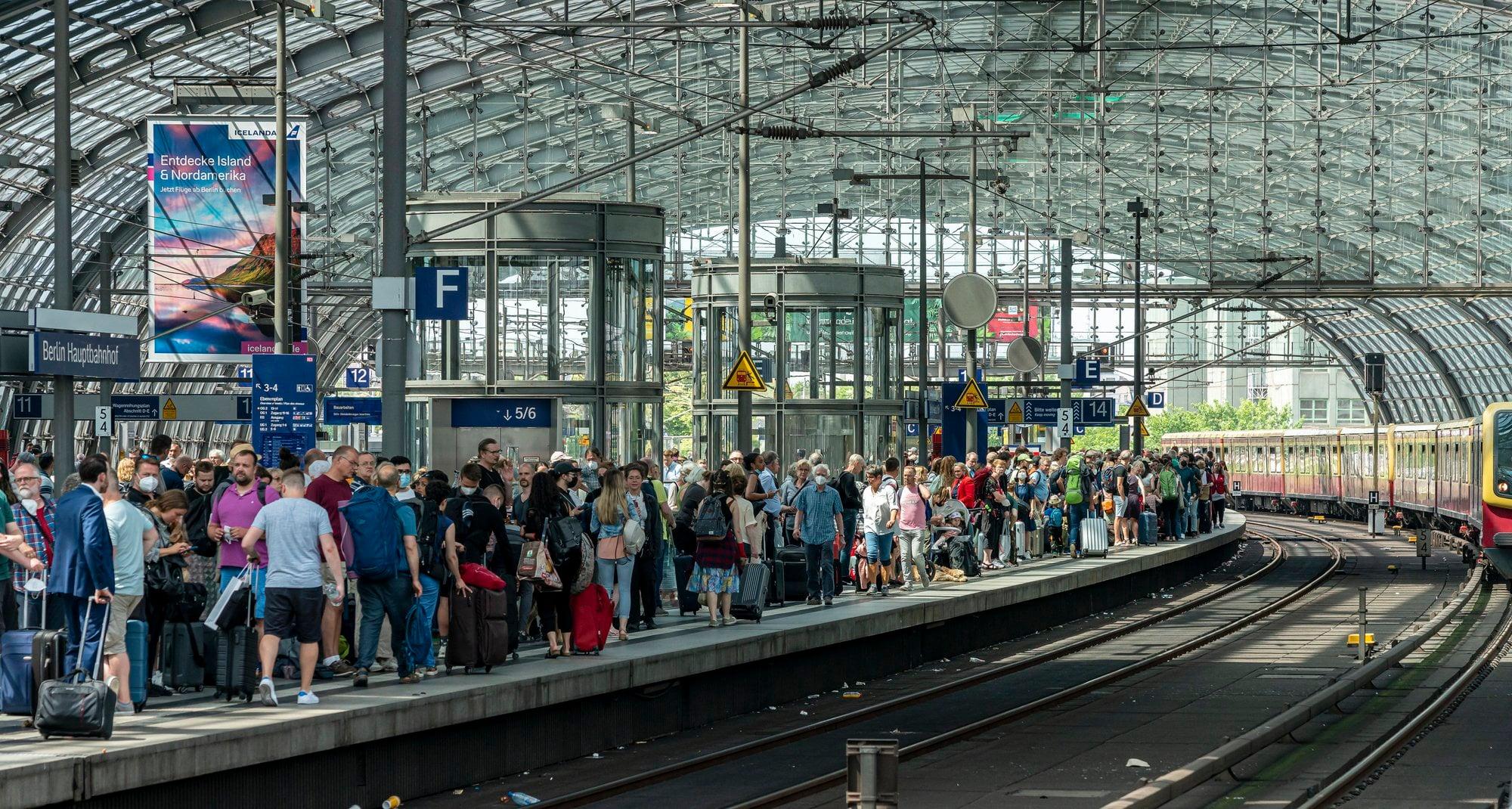 Überfüllter Bahnsteig am Berliner Hauptbahnhof.