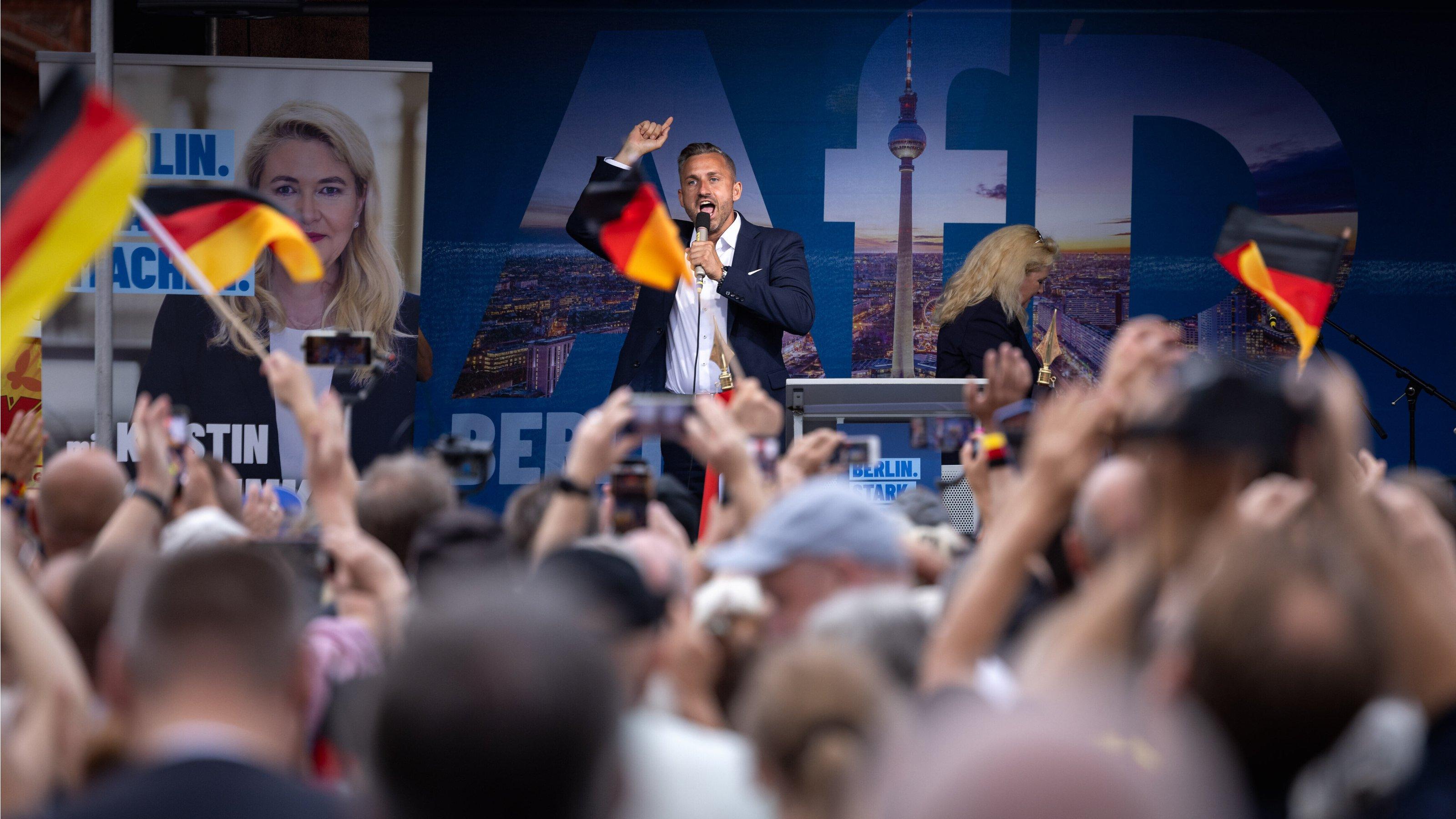 Der Spitzenkandidat in Sachsen-Anhalt der Alternative fuer Deutschland (AfD), Ulrich Siegmund spricht vor mehreren hundert Anhaengern auf einer Kundgebung vor dem Roten Rathaus unter dem Motto Berlin stark machen zum Wahlkampfauftakt fuer die Abgeordnetenhauswahlen im September in Berlin, Deutschland, 29.06.2026.