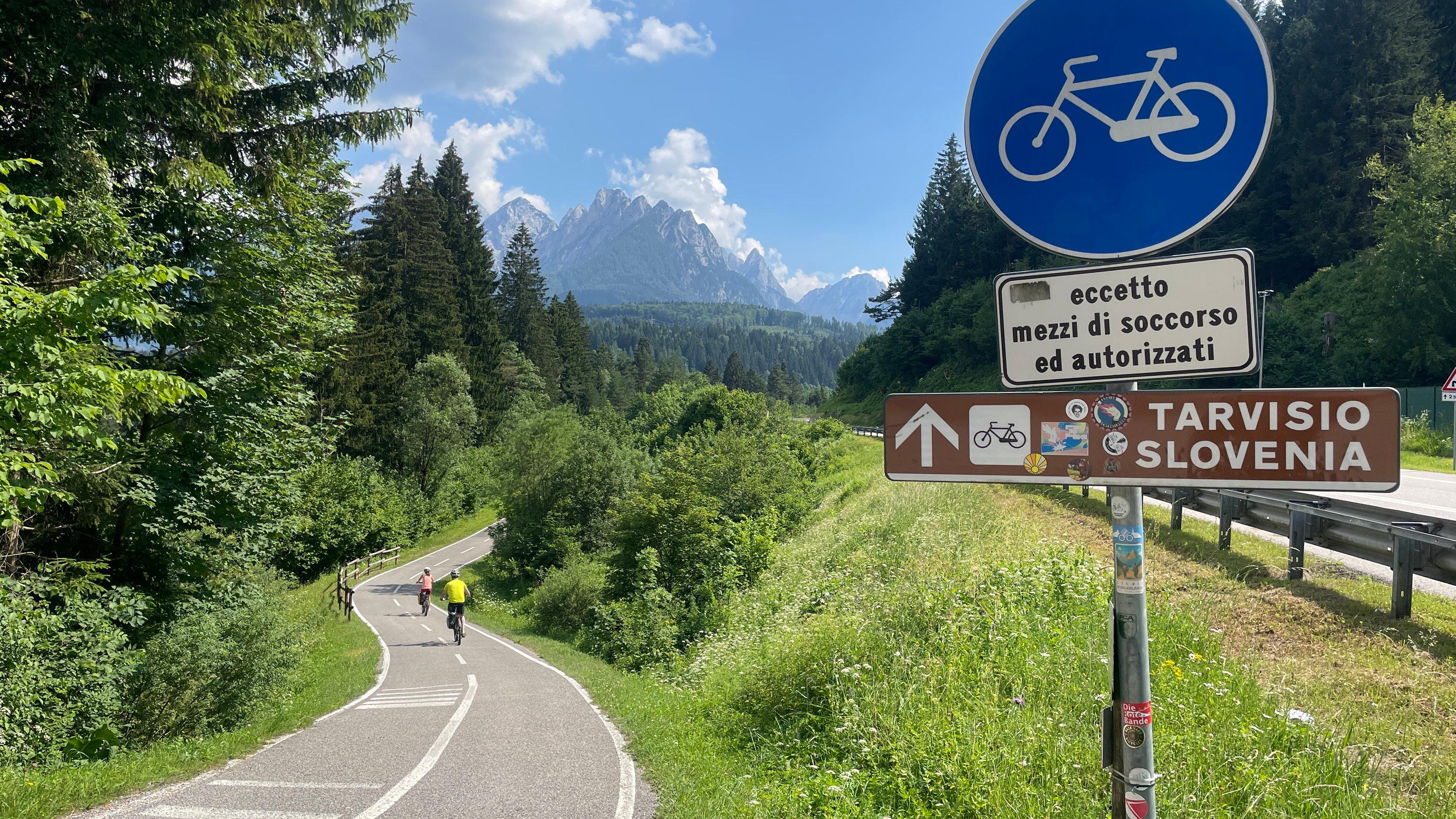 Fahrradstrasse ins Gebirge.