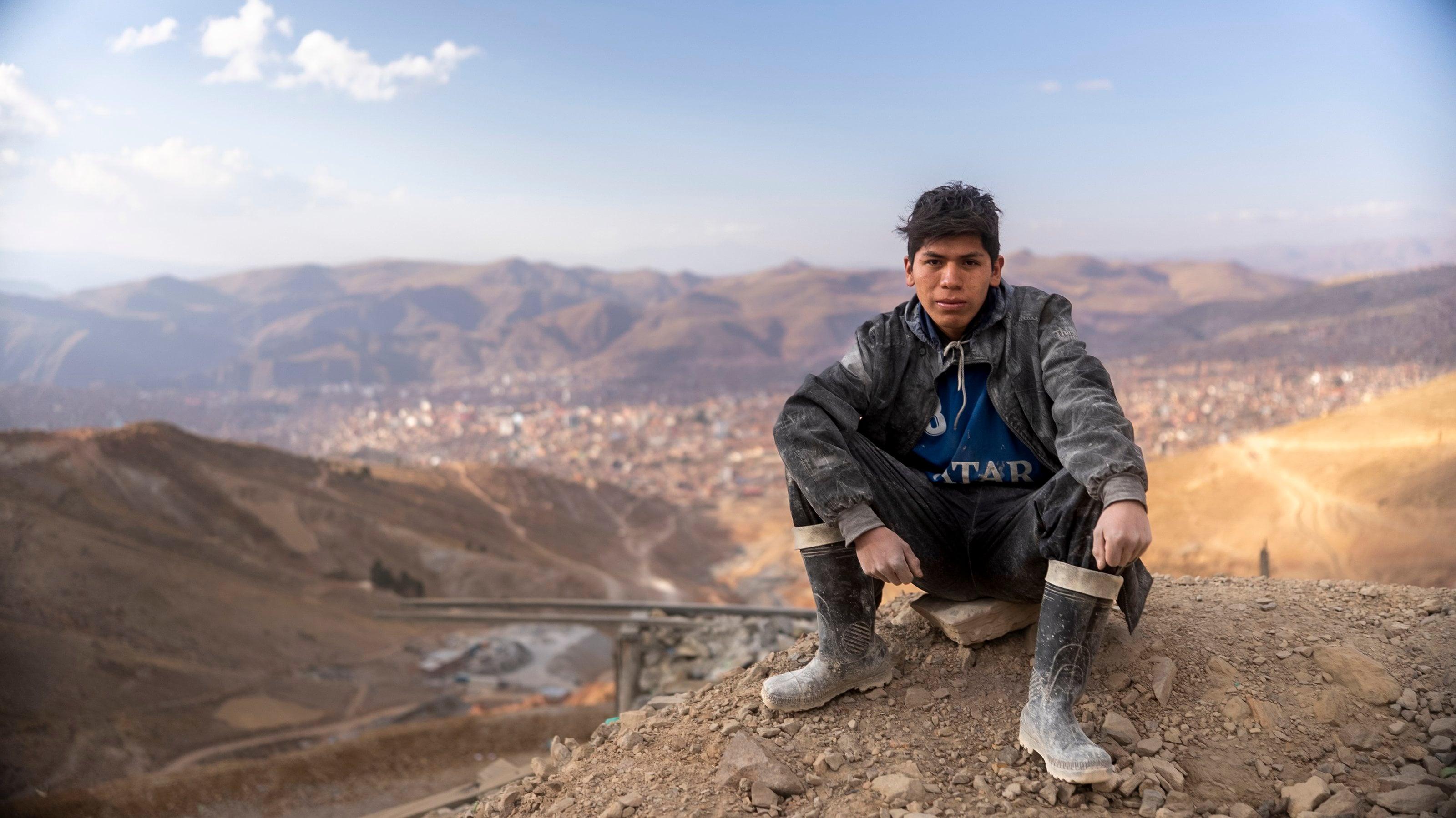 Foto zeigt einen jungen Minenarbeiter in Bolivien. Er sagt: „Wenn der Bergbau bei uns verboten wird, gibt es hier keine Arbeit mehr.“ © Borres Weiffenbach