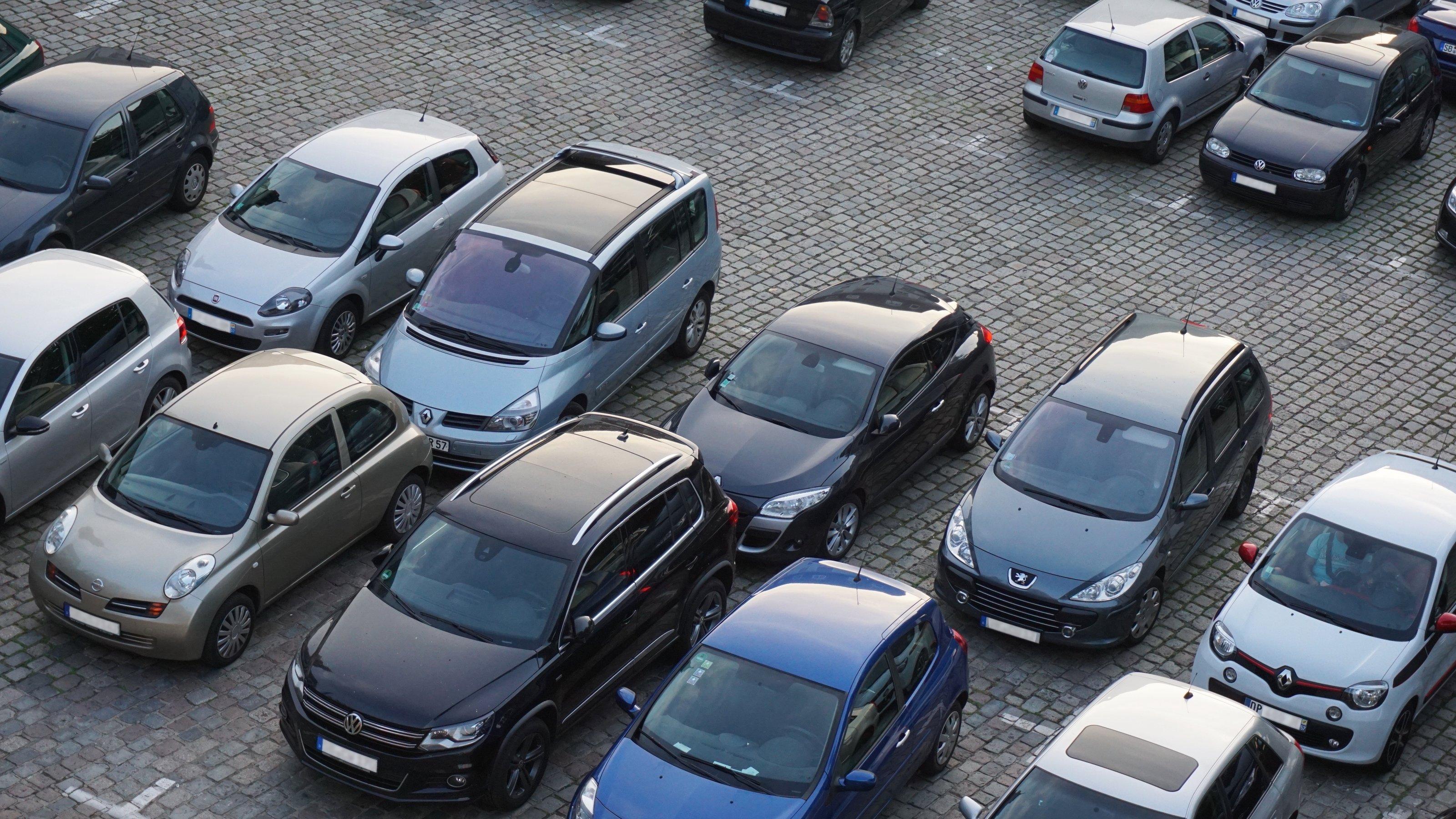 Autos auf einem Parkplatz.