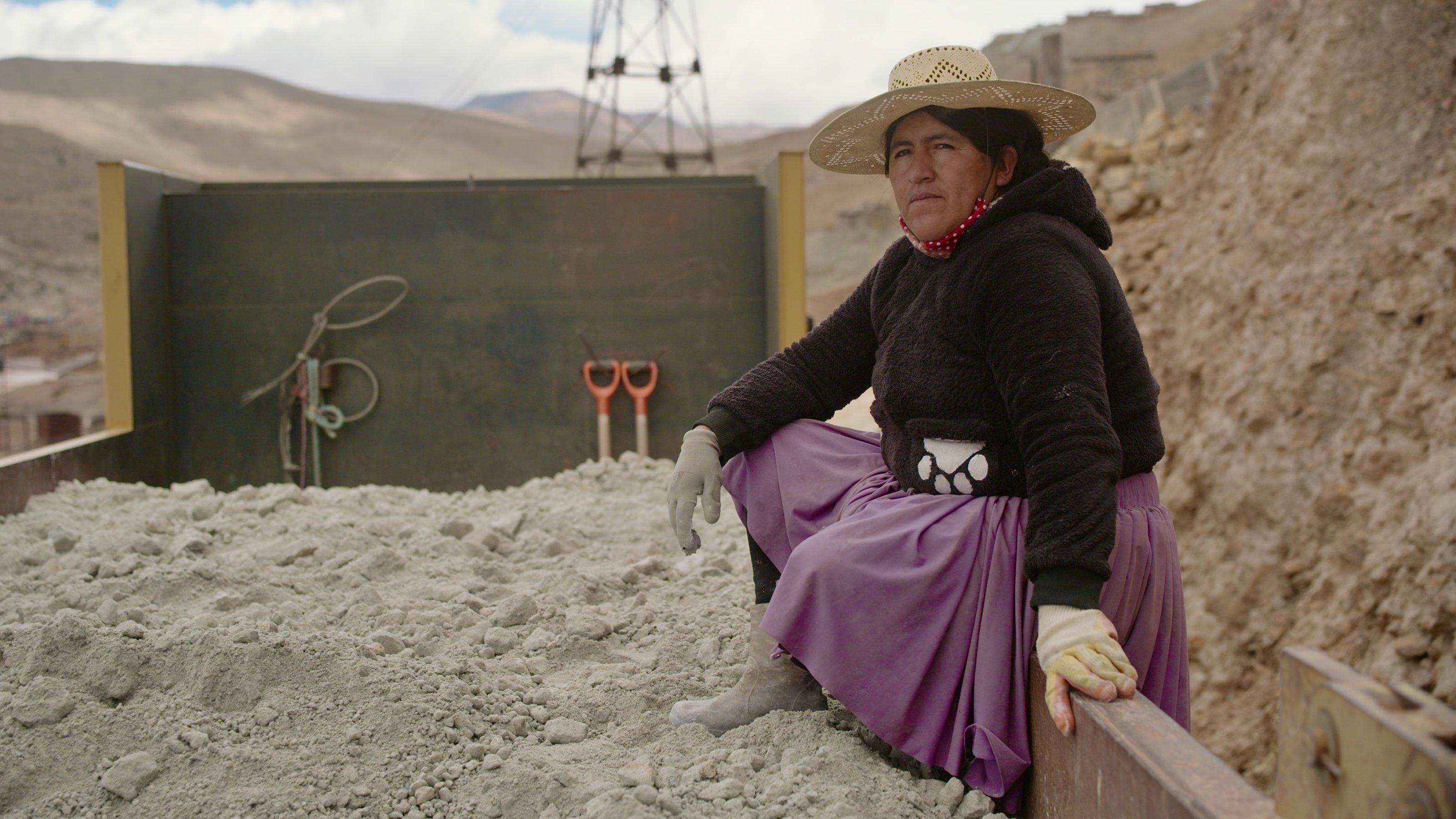 Foto zeigt die Minenwächterin Rosalía Rojas Jacinto, eine Indígena aus Potosí. Sie sagt im Film: „Jeden Tag werden unzählige Lkw-Ladungen aus dem Berg herausgeholt. Er fällt allmählich in sich zusammen.“
