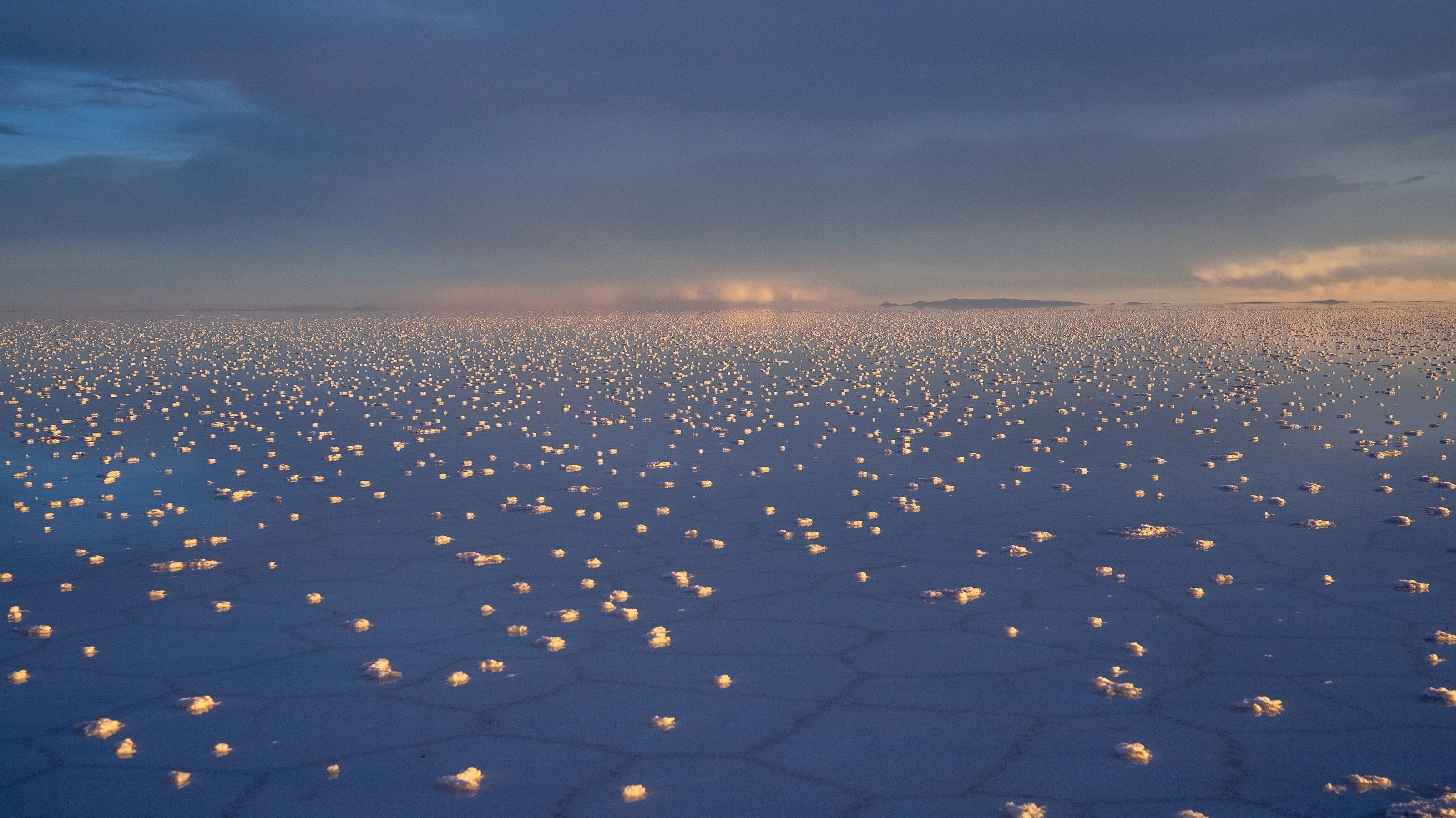 Foto zeigt den Salzsee von Uyuni: eine fast unwirklich erscheinende Landschaft in den hohen Anden. ©Börres Weiffenbach