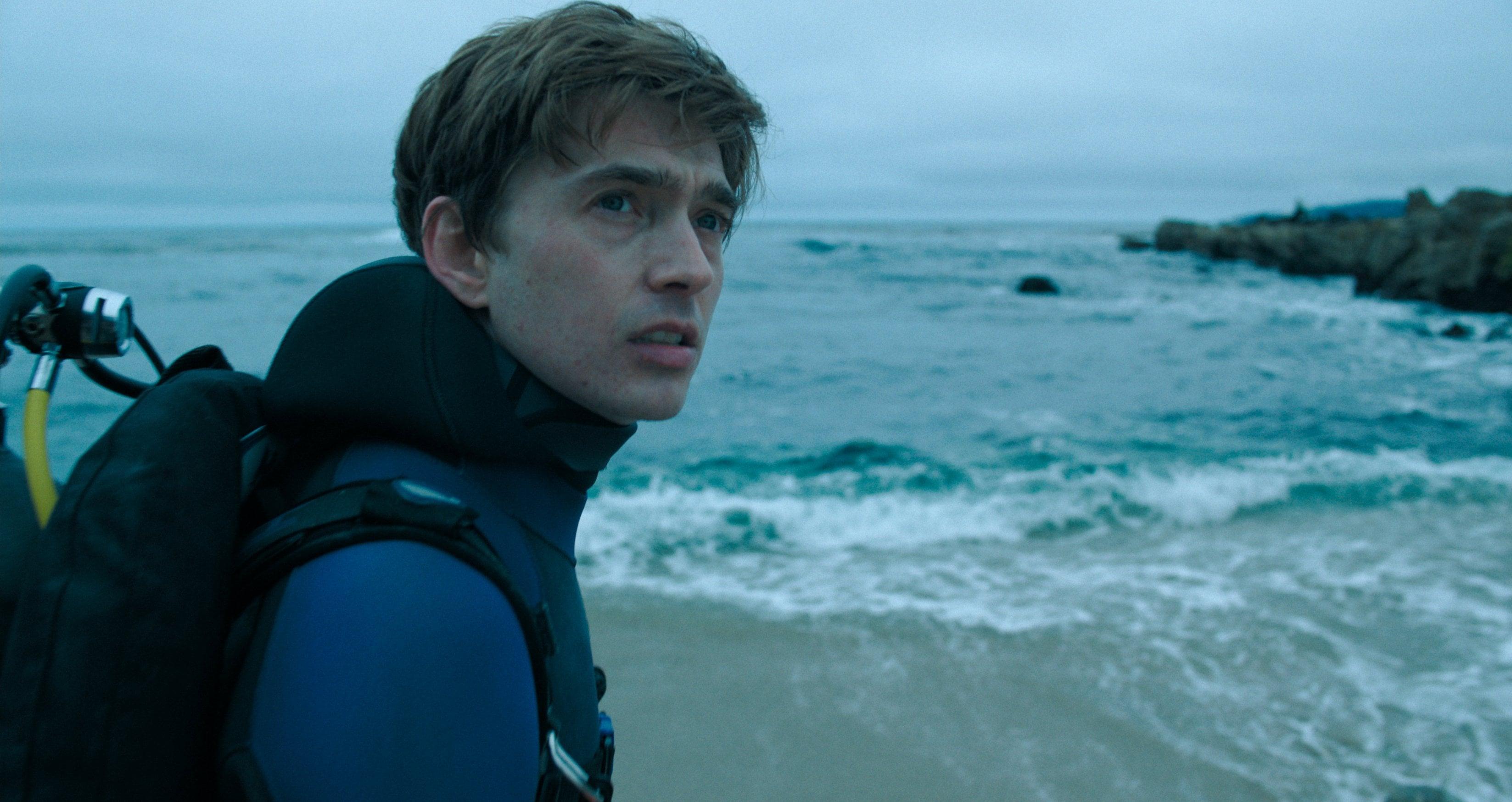 Foto zeigt Austin Abrams alias Jay Gardiner am Strand, kurz vor seinem verhängnisvollen Tauchgang.