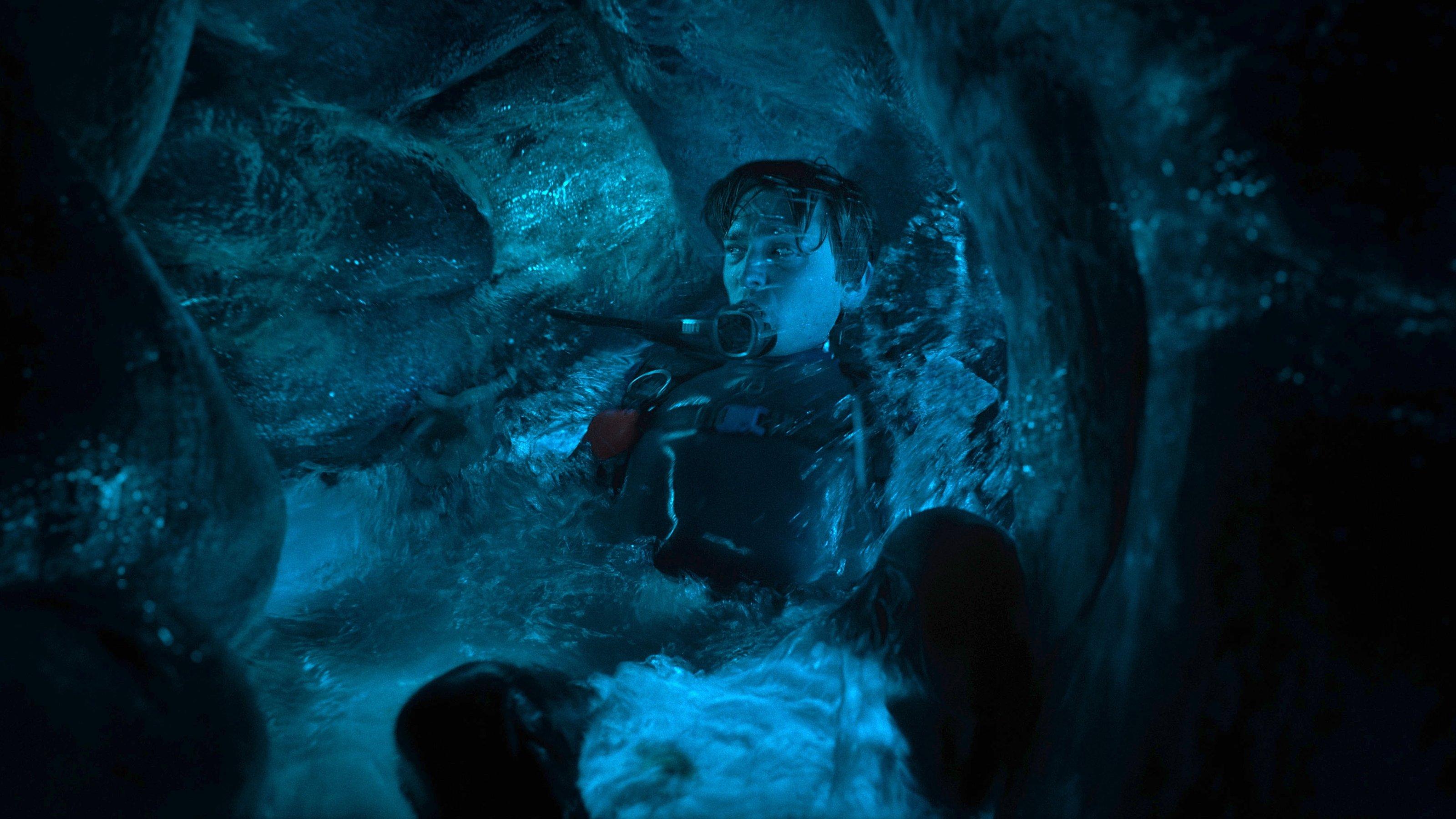 Foto zeigt Austin Abrams im Bauch des Pottwals - als Jay Gardiner im Film „Whalefall“.