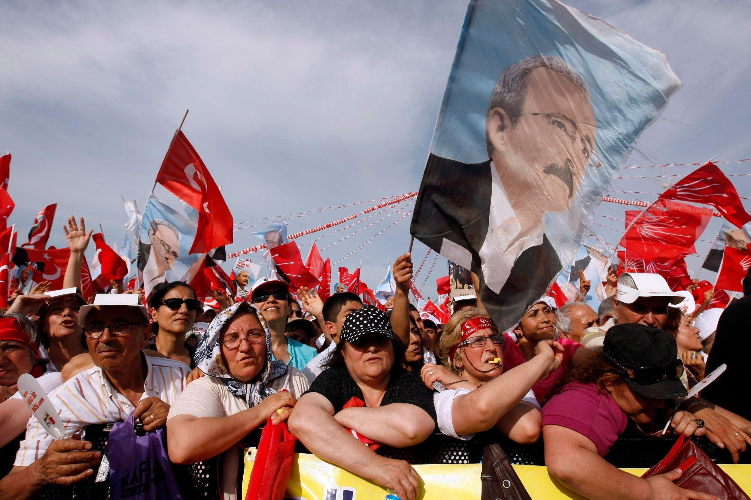 Menschen demonstrieren für Kemal Kılıçdaroğlu