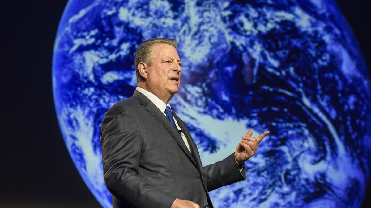 Der ehemalige Vizepräsident der USA und Friedensnobelpreisträger Al Gore in Berlin bei seinem Vortrag über die Klimakrise. Im Hintergrund sieht man ein Foto der Erde aufgenommen von einem Apollo-Astronauten