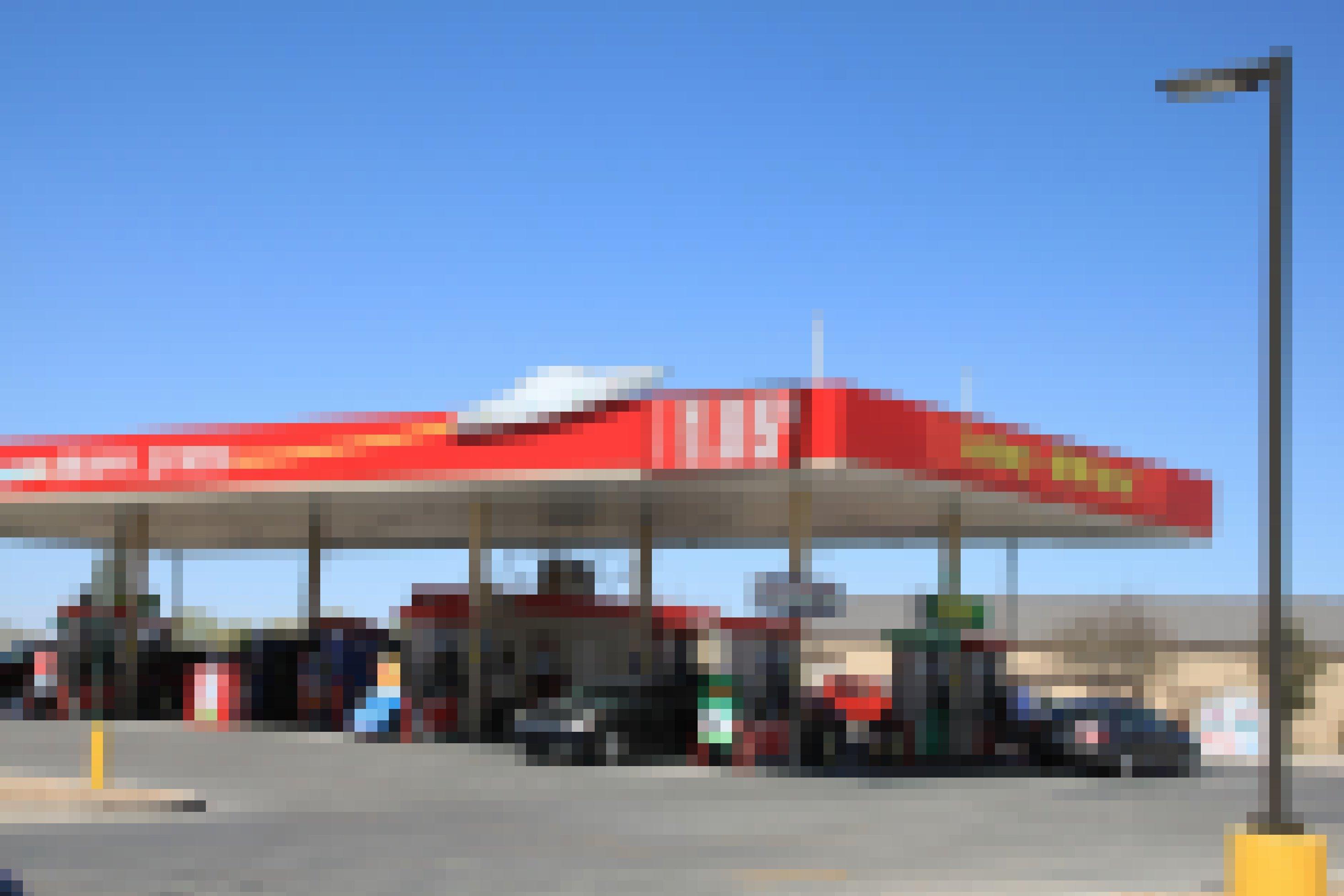 Autotankstelle mit einem Ufo-Schild am Gebäude.