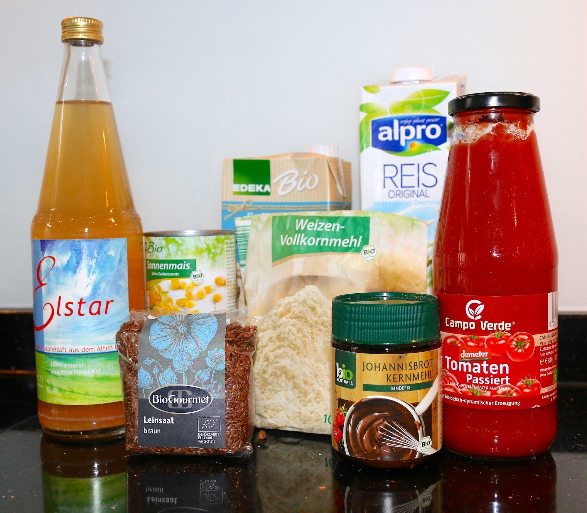 Auf einer spiegelnden Granitfläche stehen Bio-Produkte: Mehl, Milch Mais, Tomaten, Leinsaat und andere. Solche ökologischen und regionalen Produkte sind nicht genug, um damit die Welt zu retten, aber immerhin ein Anfang.
