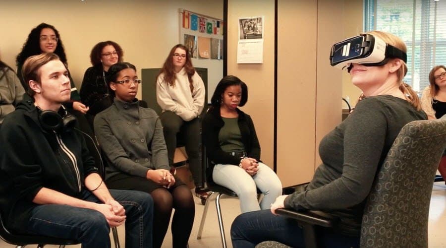 Schüler der Parkville High School in Baltimore, Maryland, schauen sich den VR-Film „Breaking Barriers“ an.