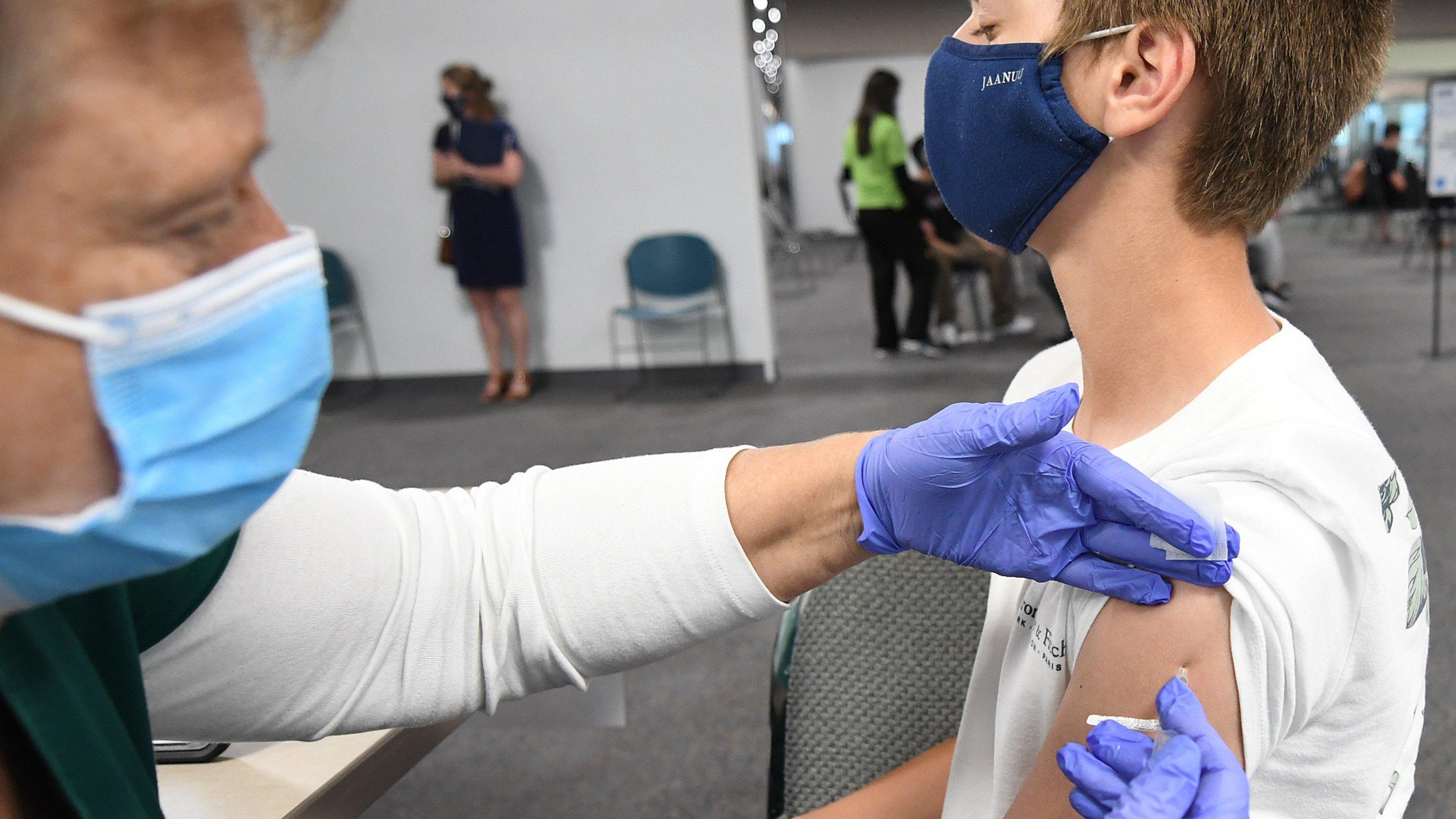 Eine Krankenschwester spritzt einem 13-jährigen Jungen einen Corona-Impfstoff in einer amerikanischen Impfklinik.