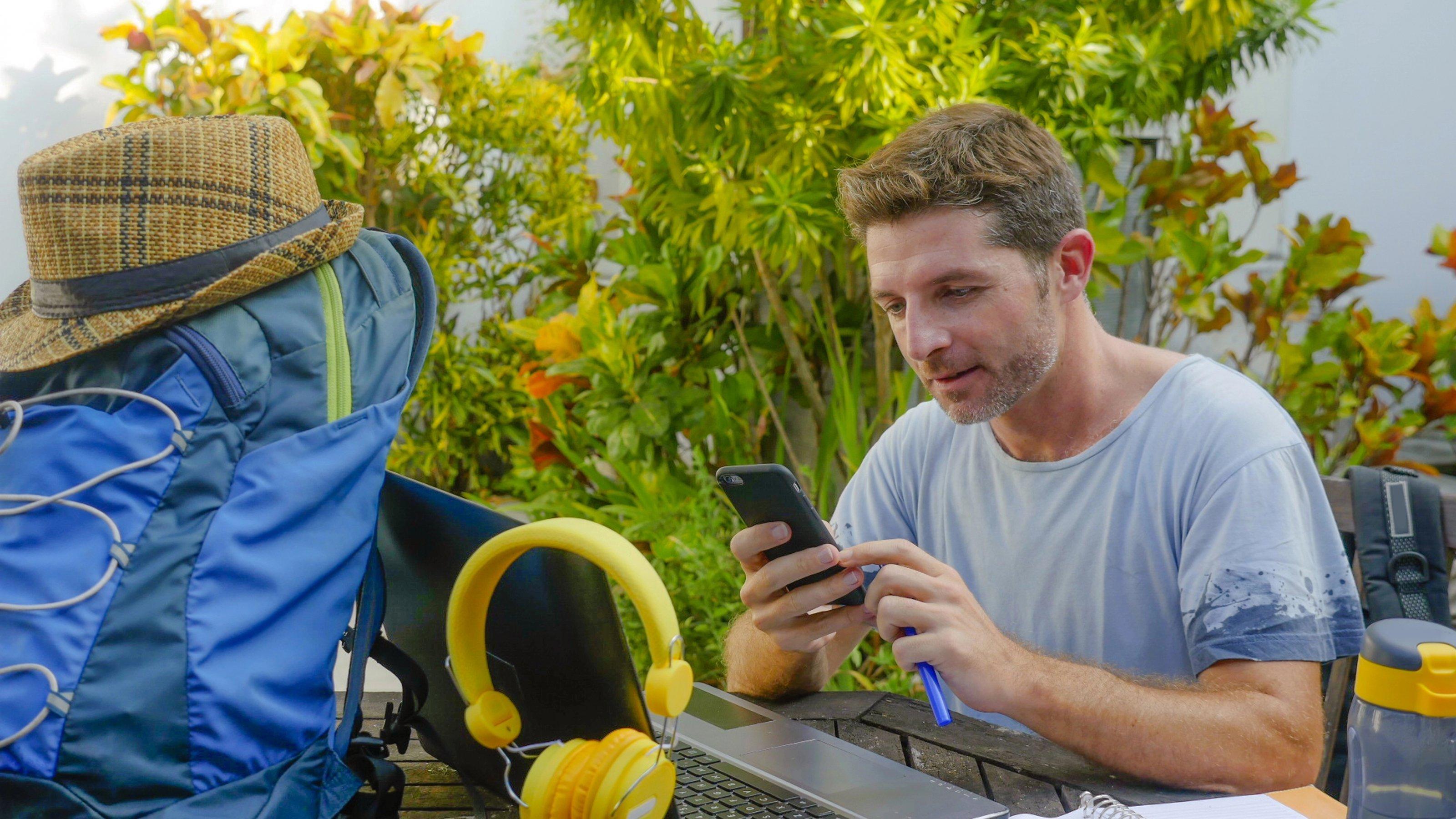 Digitaler Nomade arbeitet am Laptop an verschiedenen Orten. Die Digitalisierung verändert die Arbeitswelt. Das hat auch Schattenseiten, wie schlecht bezahltes Clickworking. Die EU reguliert gegen übermäßige Macht von Techgiganten.