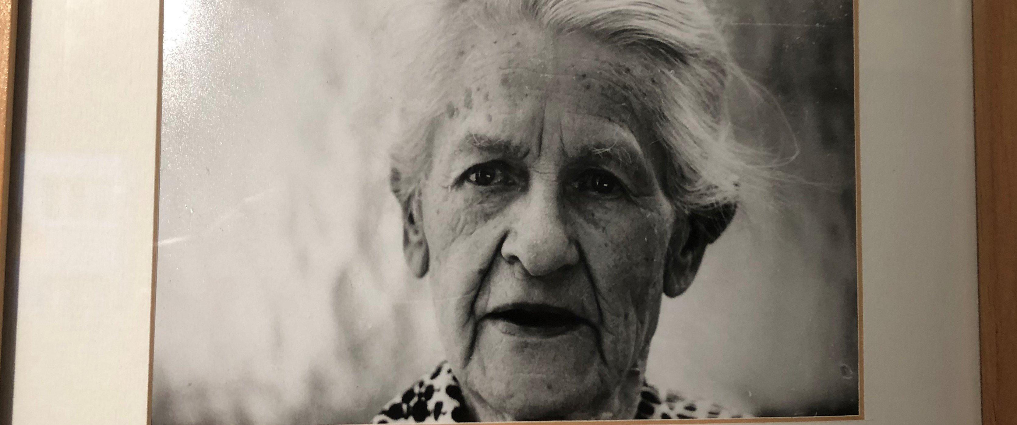Porträt einer 90-Jährigen.