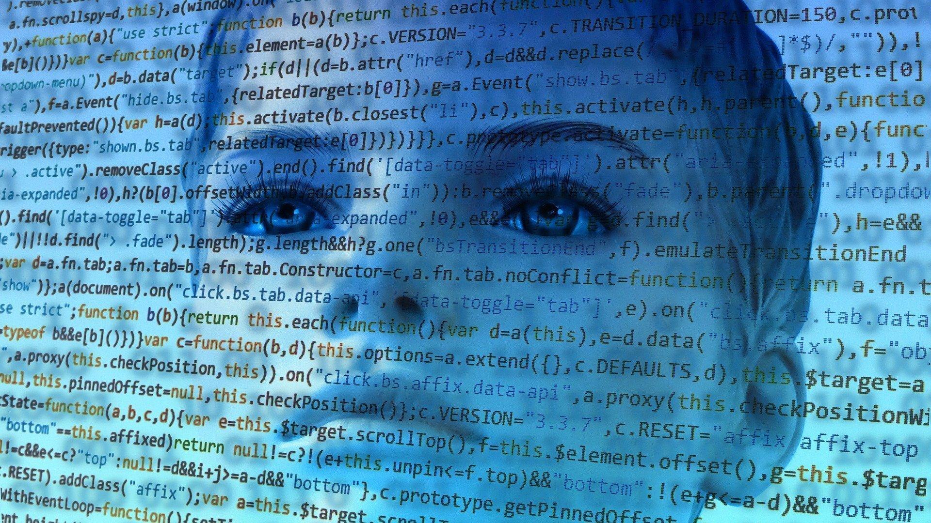 Das Gesicht einer Frau hinter transparentem Software-Code