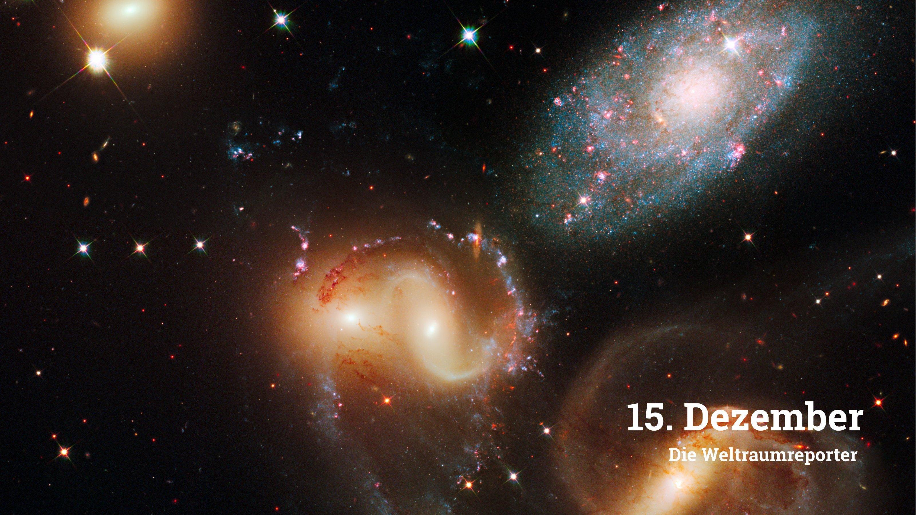Fünfgalaxien, bekannt als Stephans Quintett, stehen hier nah zusammen am Himmel. Neben den beiden engen, gelblichen Galaxien in der Bildmitte sind rechts zwei weitere zusehen. Eine fünfte, etwas kleinere befindet sich weiter links im Bild.