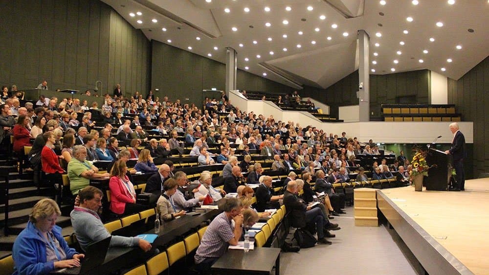 Aufnahme aus einem Hörsaal mit vielen Besuchern.