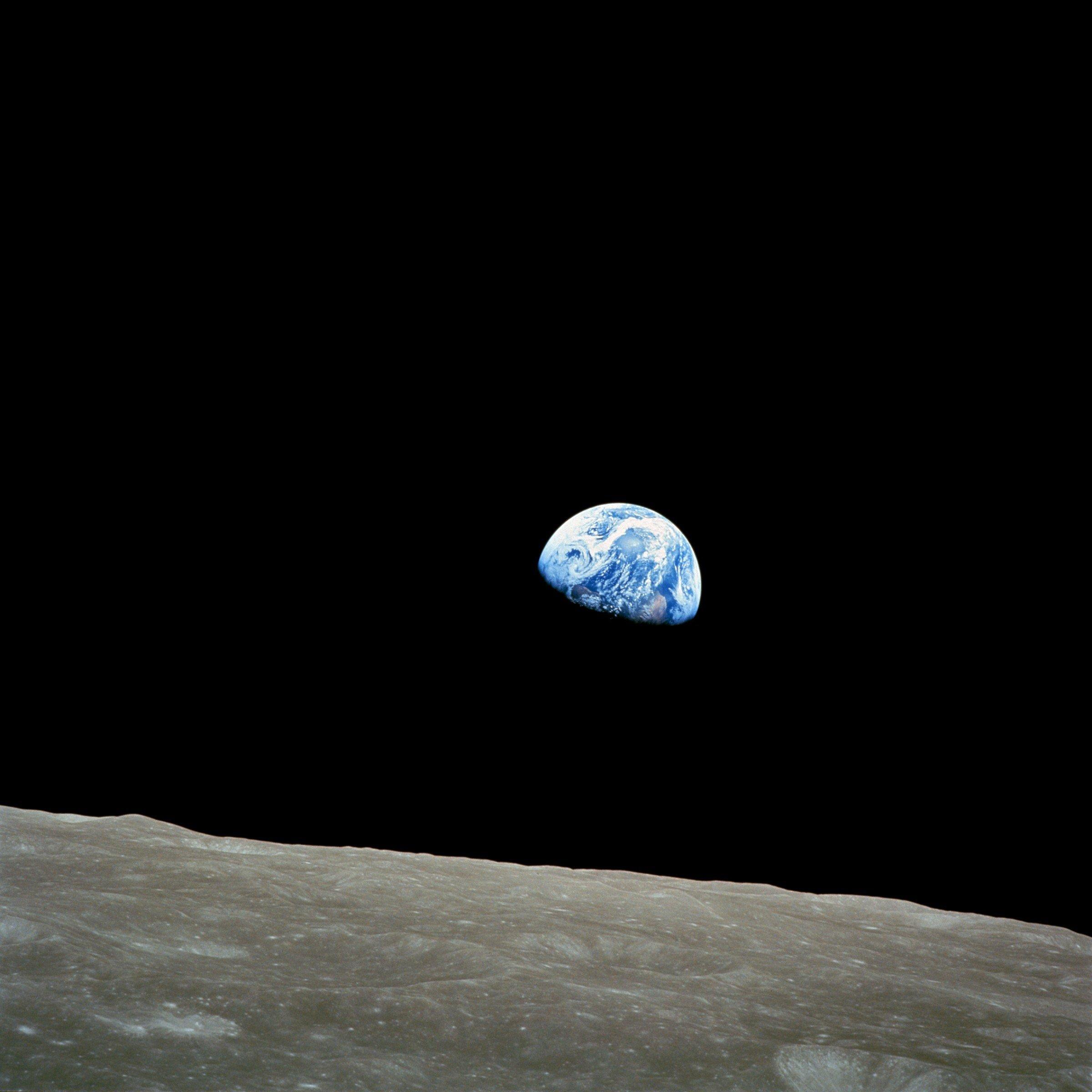 Dieses Bild ist entstanden, als das Raumschiff Apollo 8 nach der ersten Umrundung des Mondes wieder Sichtkontakt mit der Erde bekam. –
„Earthrise“ heißt diese berühmte Aufnahme von der Apollo-8-Mission aus dem Jahr 1968. Al Gore beginnt seinen Vortrag traditionell damit. Das Foto sei der Startschuss für die Umweltbewegung gewesen, sagt er.
