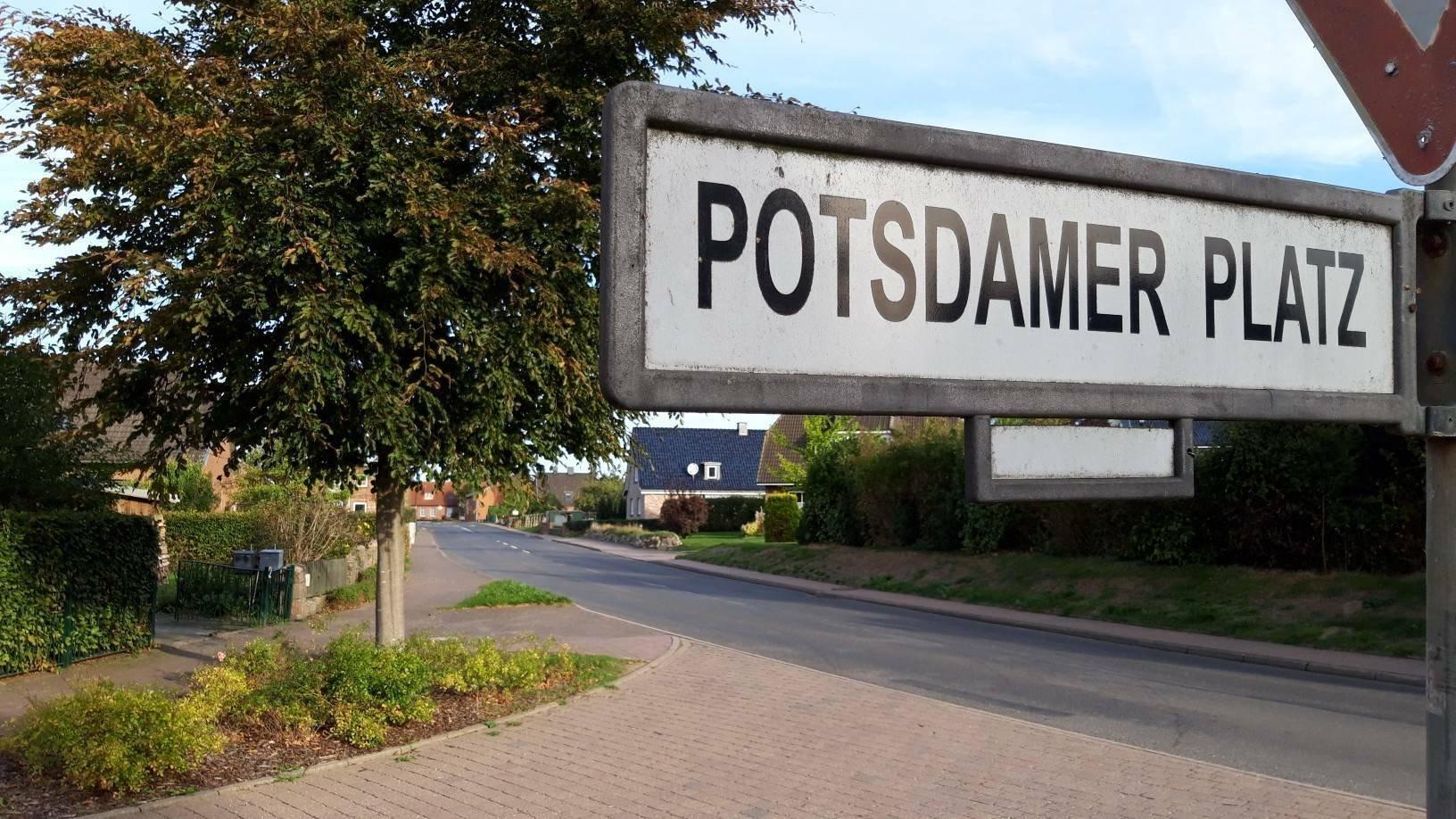 Straßenschild "Potsdamer Platz" im holsteinischen Berlin.