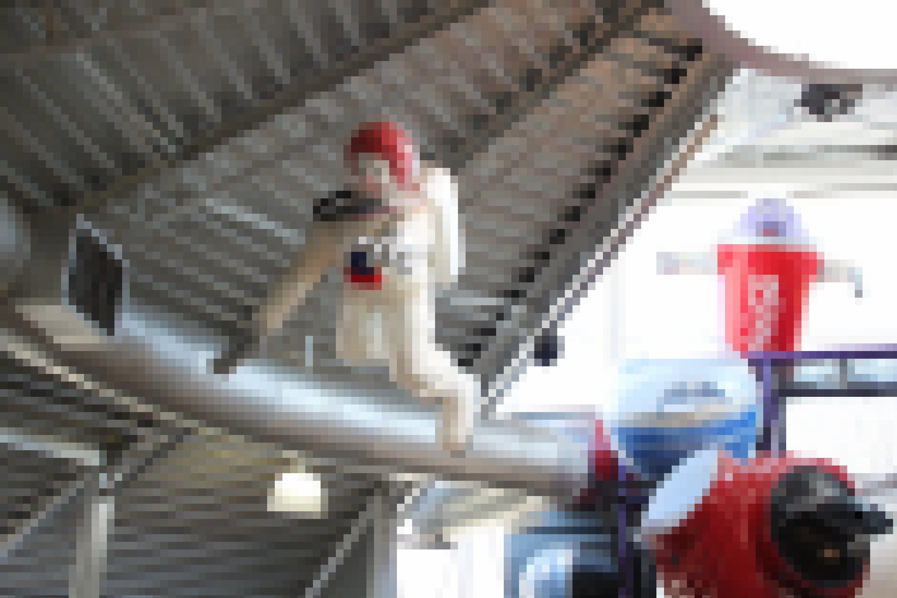 Ein Plastik-Astronaut schwebt an der Decke.