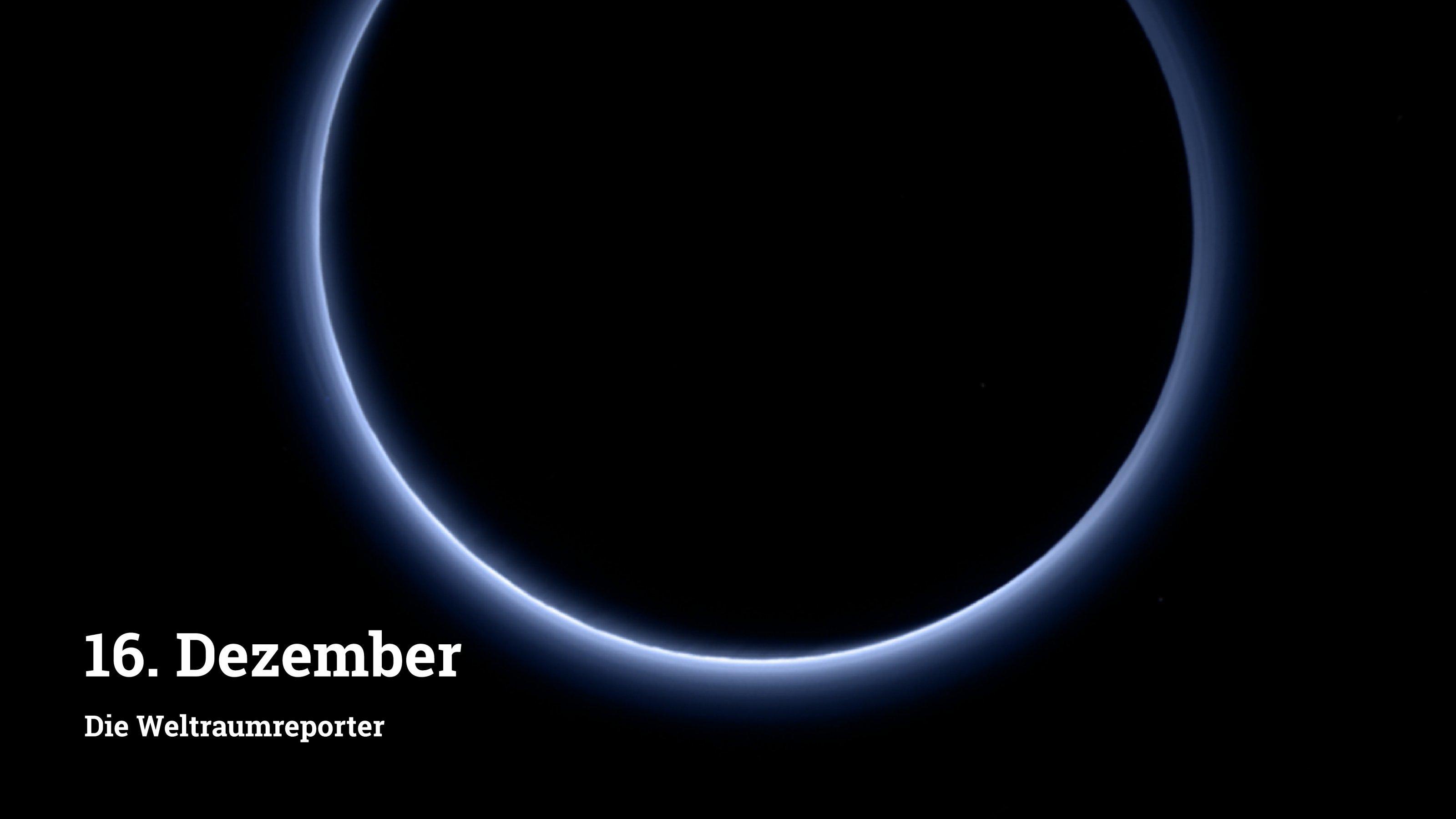 Pluto ist komplett schwarz, aber die (nicht sichtbare) Sonne dahinter beleuchtet in einem Kranz die Atmosphäre, die magisch bläulich leuchtet.