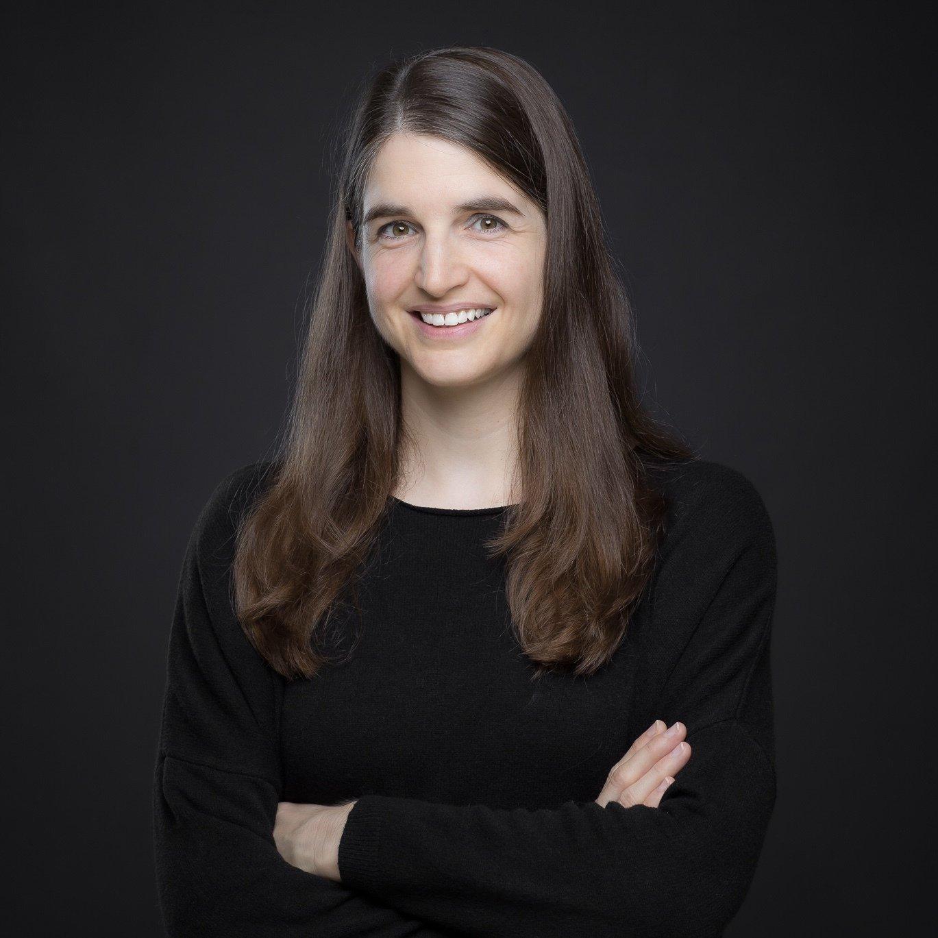 Das Bild zeigt ein Portraitfoto von unserer Autorin Ramona Seitz