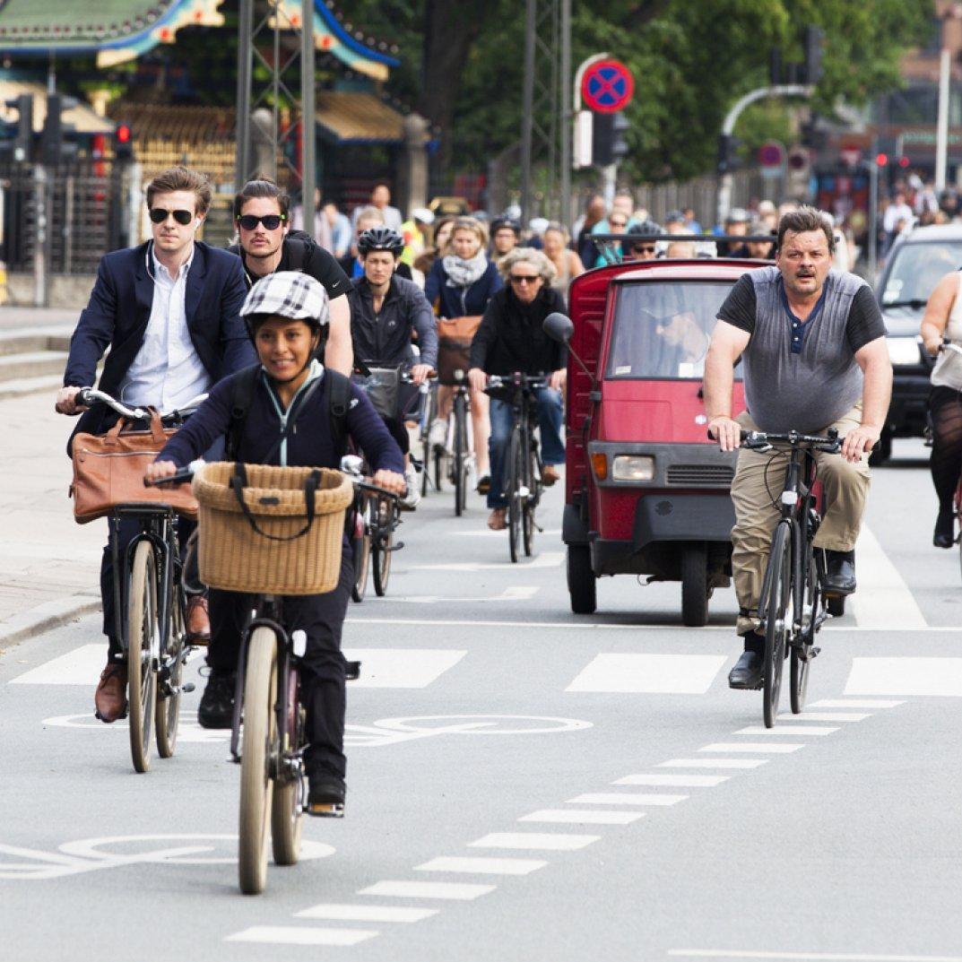 Einige Dutzend Radfahrer sind auf der Straße mit Autos unterwegs