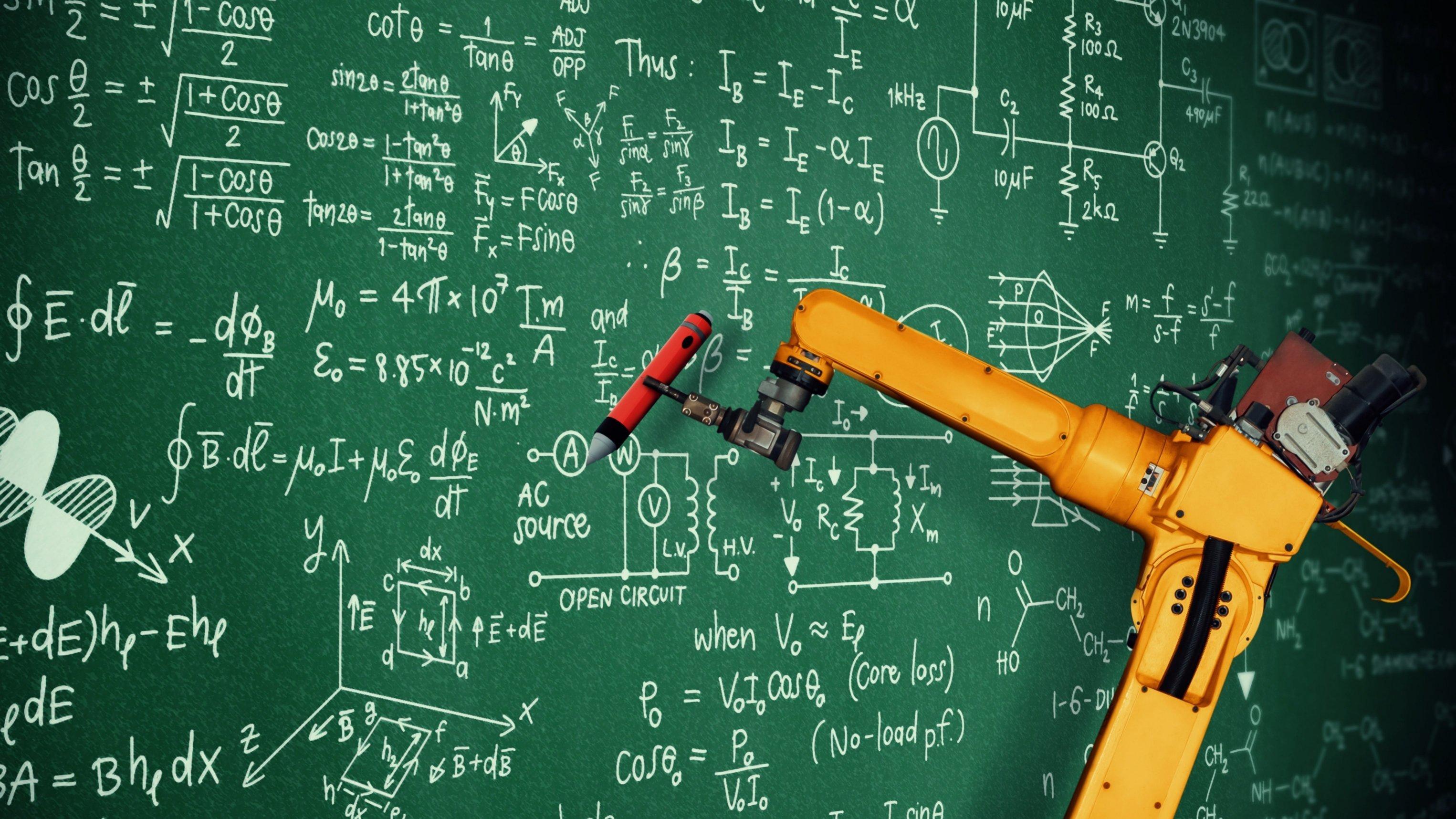 Roboterarm schreibt Formeln an eine Tafel. Symbolbild für eine KI, die Mathematik beherrscht.