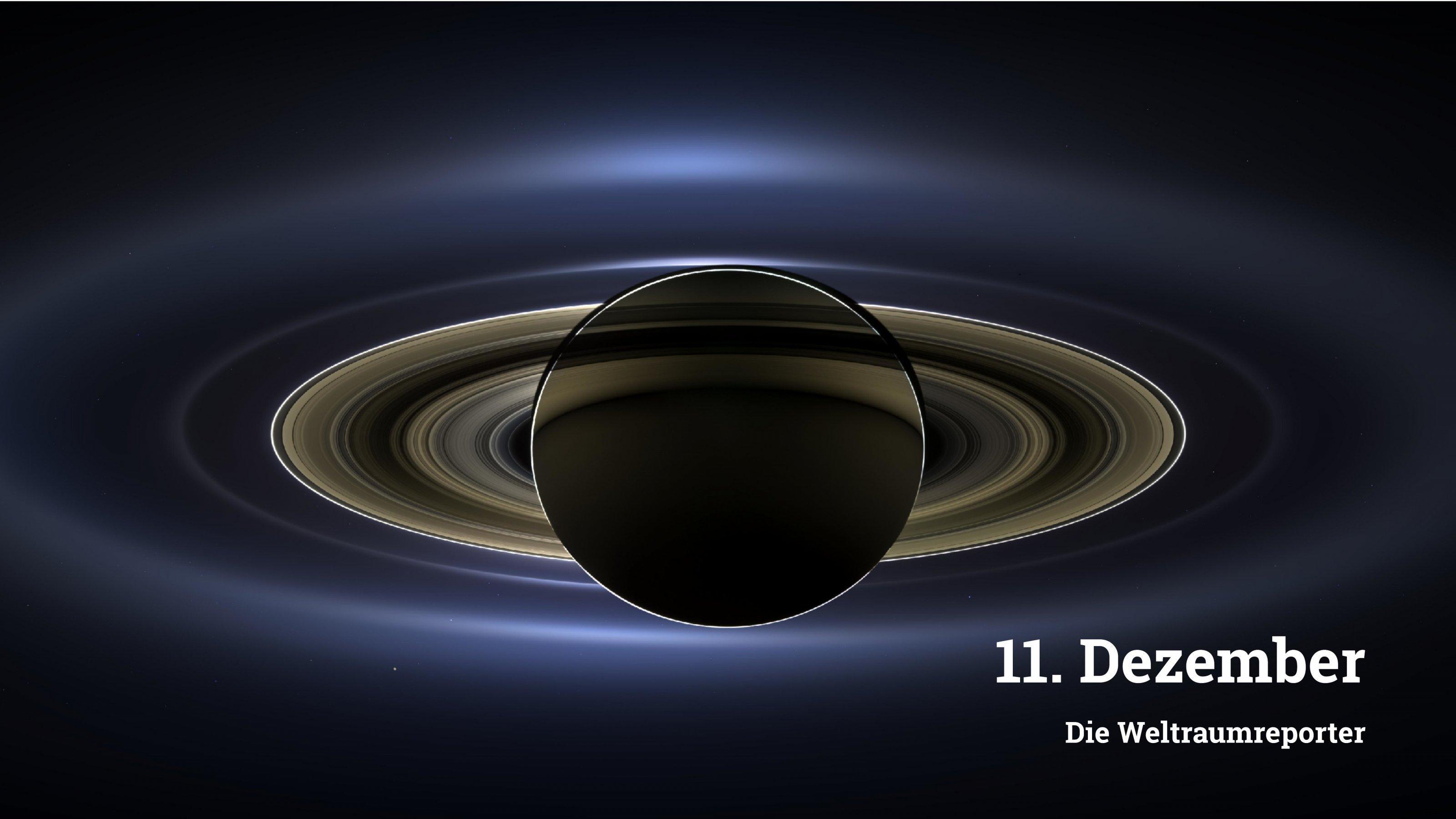 Die Aufnahme mit der Cassini-Sonde zeigt den Ringplaneten Saturn in direktem Gegenlicht zu Sonne. Die Perspektive lässt die Ringe von schräg unten erscheinen.
