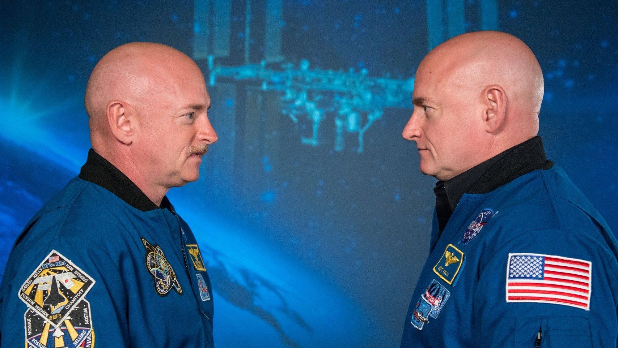 Die eineiigen Zwillinge Scott und Mark Kelly schauen sich an. Englischer Erklärungstext der NASA: Expedition 45/46 Commander, Astronaut Scott Kelly along with his brother, former Astronaut Mark Kelly speak to news media outlets about Scott Kelly's 1-year mission aboard the International Space Station. Photo Date: January 19, 2015. Location: Building 2.