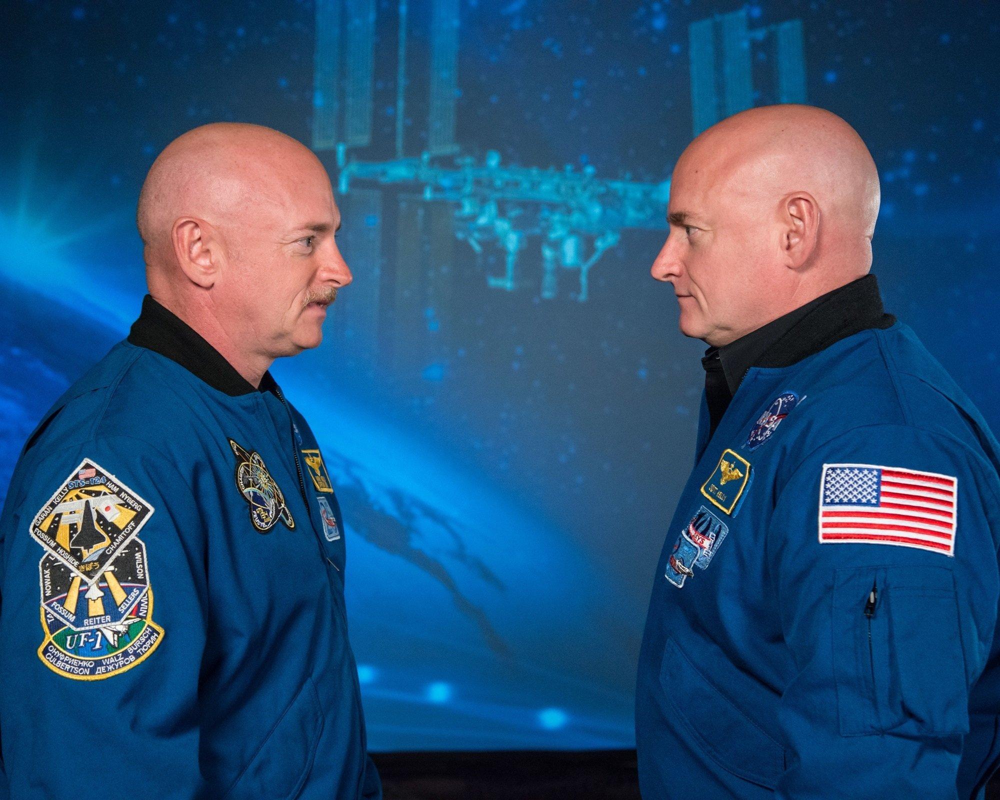 Die eineiigen Zwillinge Scott und Mark Kelly schauen sich an. Englischer Erklärungstext der NASA: Expedition 45/46 Commander, Astronaut Scott Kelly along with his brother, former Astronaut Mark Kelly speak to news media outlets about Scott Kelly's 1-year mission aboard the International Space Station. Photo Date: January 19, 2015. Location: Building 2.