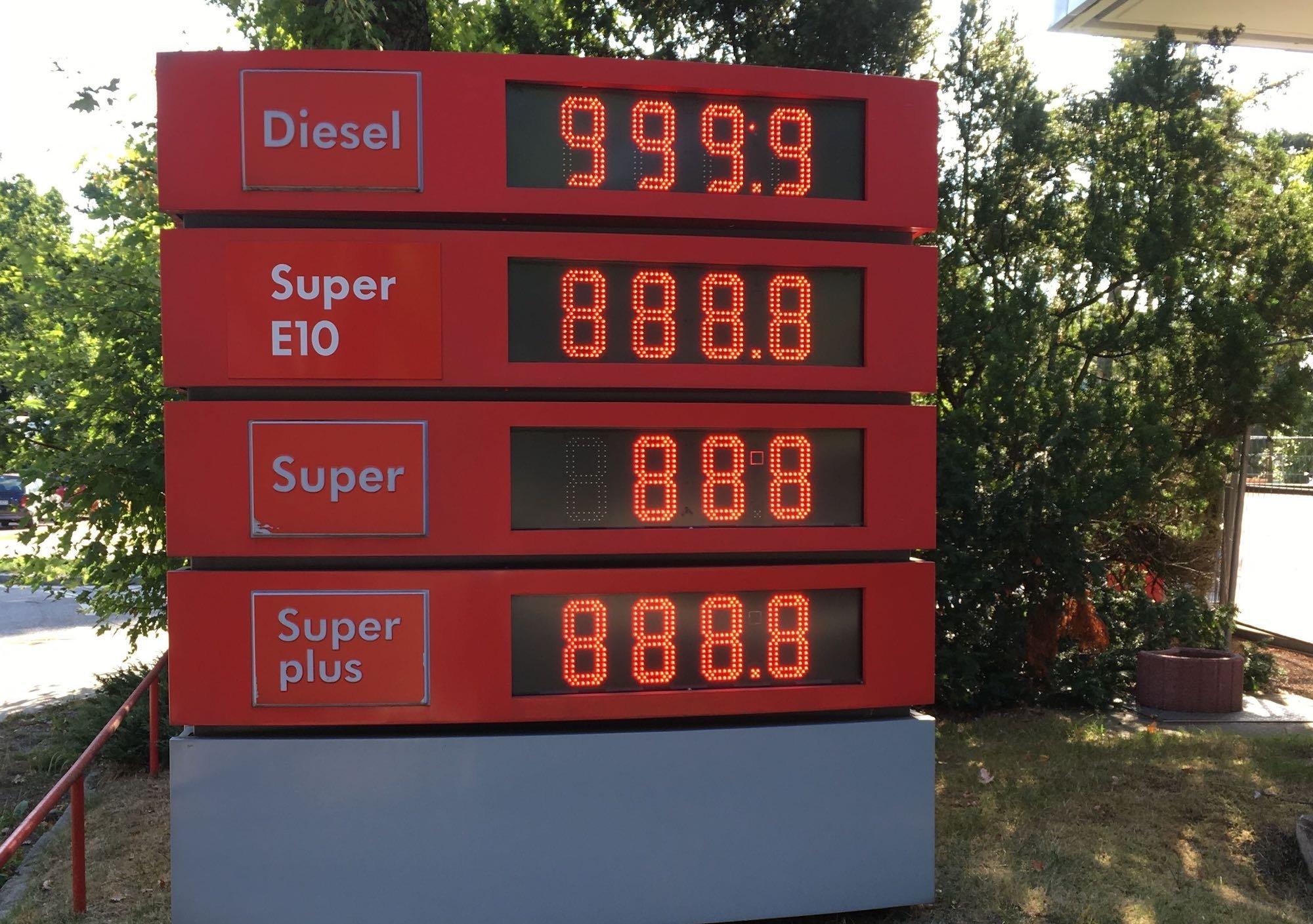 Leuchtschrift zeigt 999,9 und 888,8 neben den Worten „Diesel“ und Super E10". Die Preise der Zukunft? Nicht ganz. Benzin und Diesel werden teurer, wenn die CO2-Abgabe kommt, aber zehn Euro pro Liter sind dennoch unrealistisch. Das Bild zeigt die verwaiste Anzeige einer aufgegebenen Tankstelle.