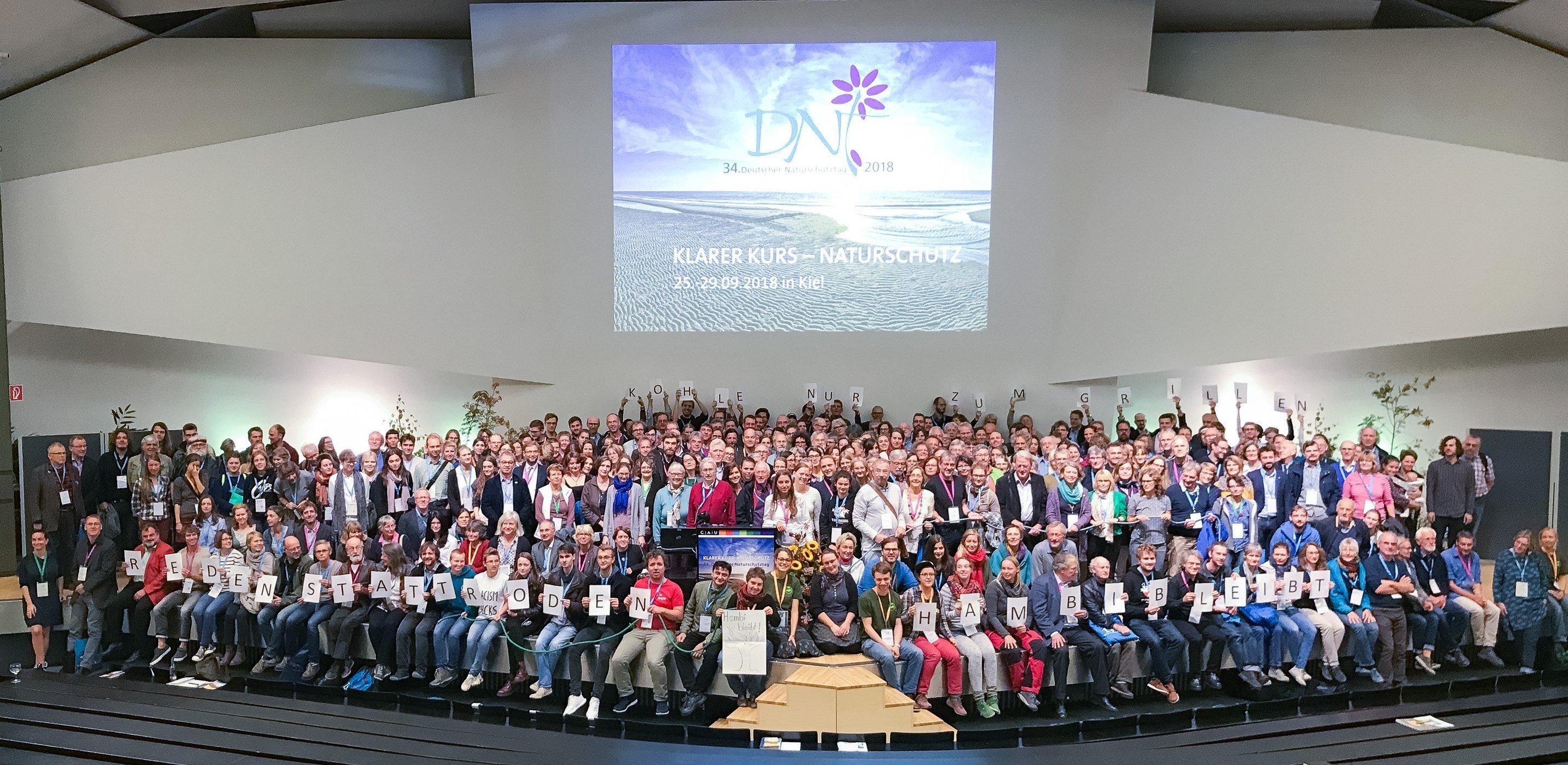 Panoramaaufnahme einer sehr großen Menschengruppe.