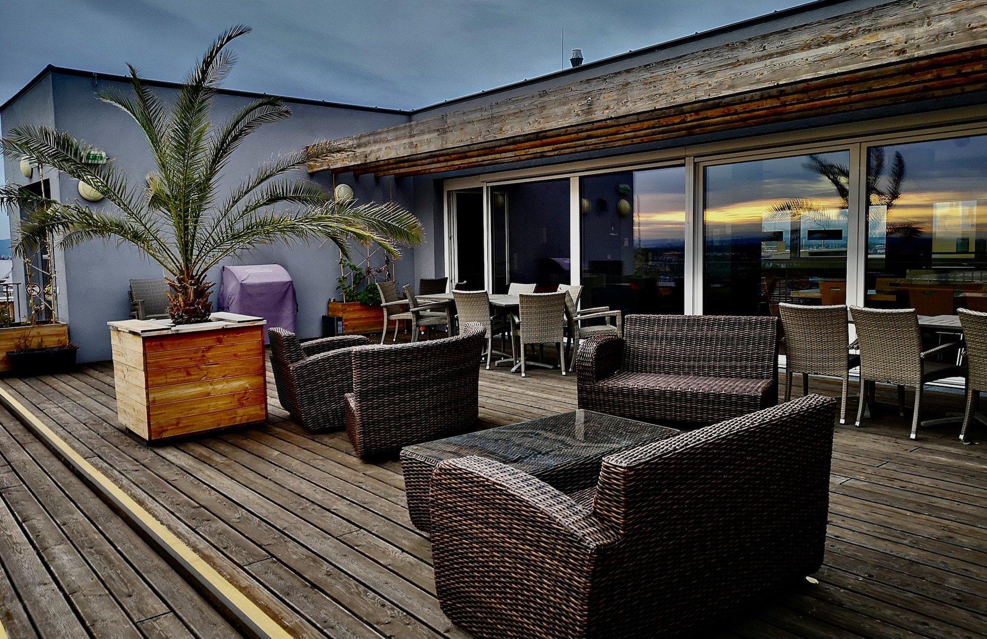 Braune Planken, Loungemöbel und Palmen – schöne Dachterrassen zum Relaxen sind bei den Baugruppen beliebt