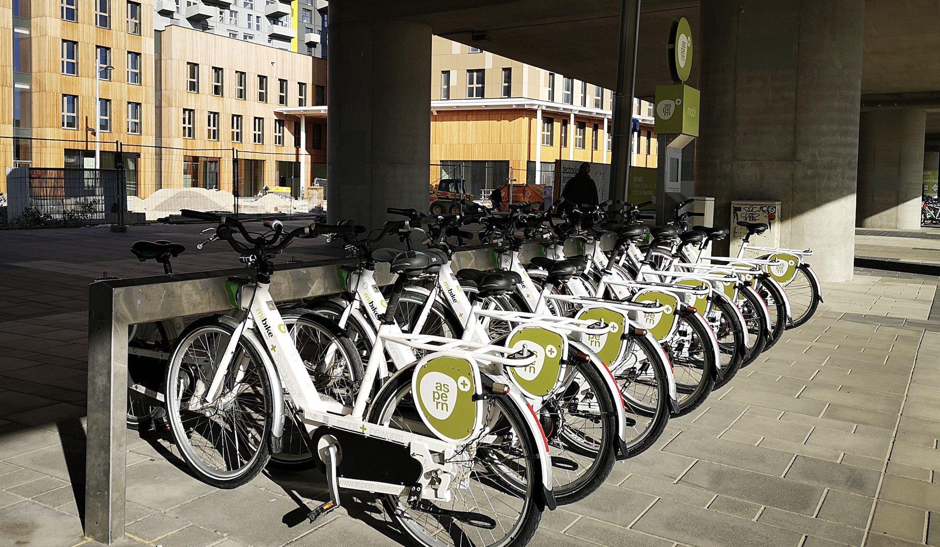 Die E-Bikes stehen in der Seestadt an zentralen Plätzen wie hier an der U-Bahn-Haltestelle. Die weißen Räder werden an den Stationen automatisch geladen.