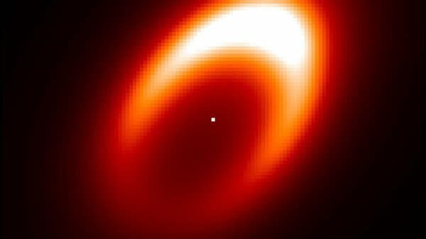 Um den als kleiner heller Punkt dargestellten Stern HD163296 ist eine ovale, rot eingefärbte Ringstuktur zu sehen, die in ihrer Ausbuchtung oben rechts deutlich heller, das beduetet in dem Fall heißer, ist.