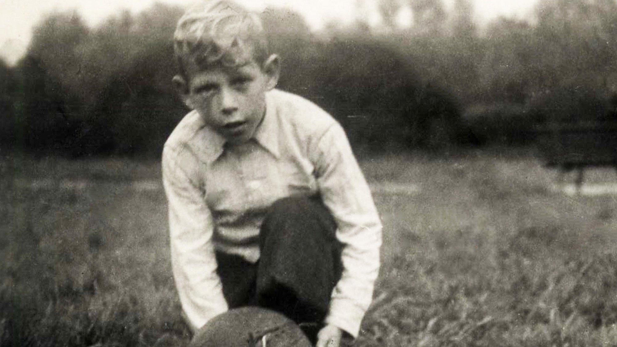 Kinderfoto von Paul Crutzen. Er kniet auf der Wiese. Vor ihm liegt ein Fußball.