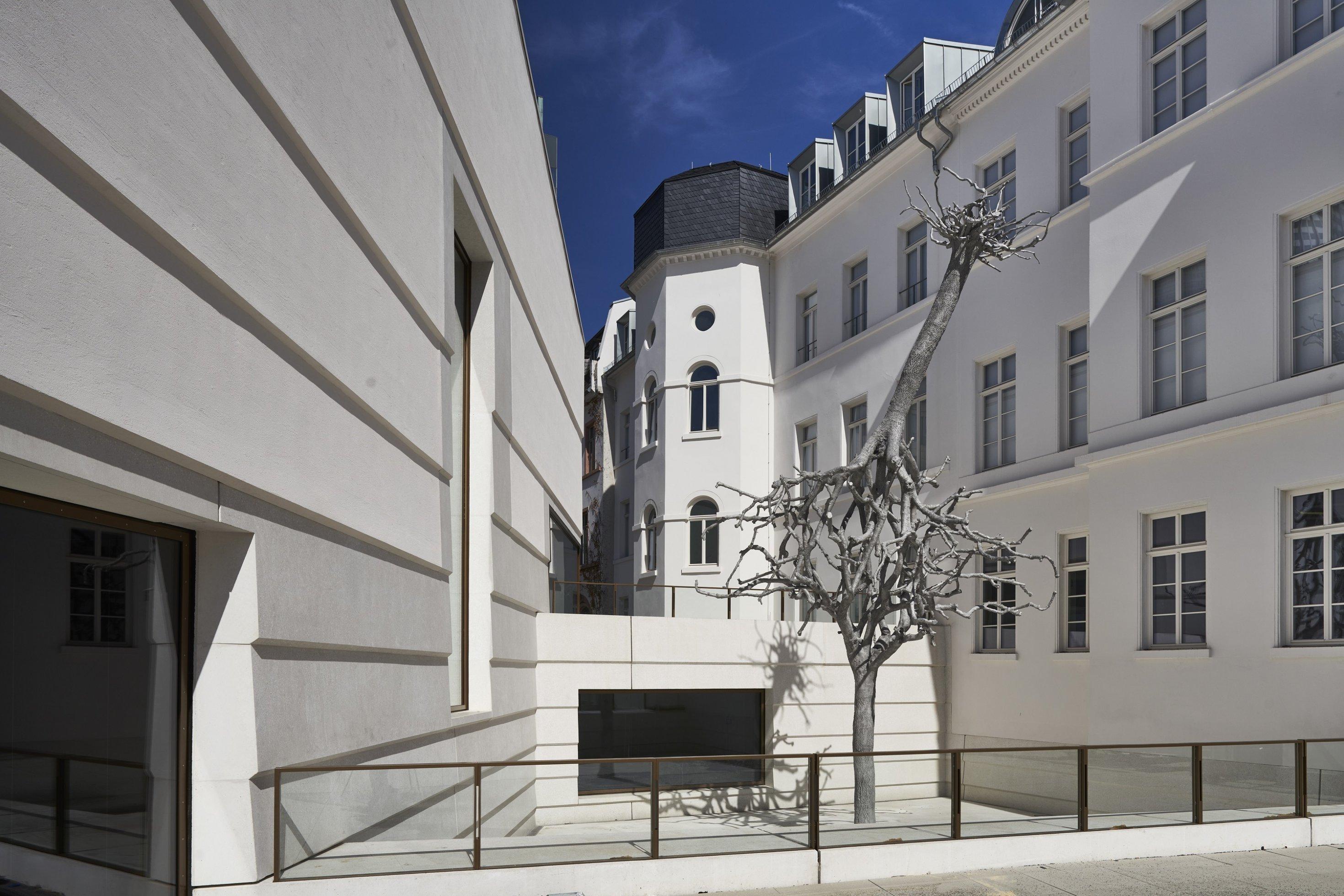 Der Neubau und das sanierte Rothschild-Palais sind durch den Bertha-Pappenheim-Platz verbunden. Im Hintergrund die Skulptur von Ariel Schlesinger