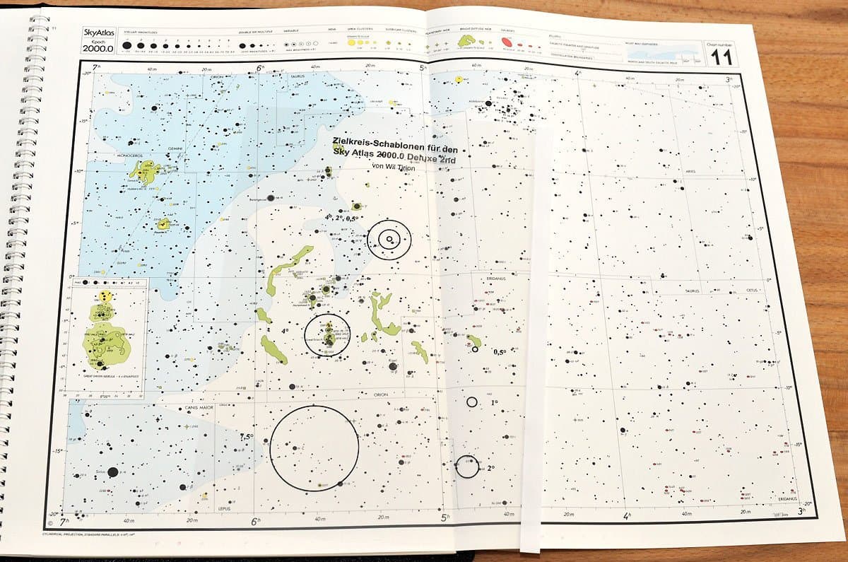 Das Bild zeigt einen Ausschnitt derselben Himmelsregion im mittelmaßstäbigen Sky Atlas 2000.0 Deluxe.