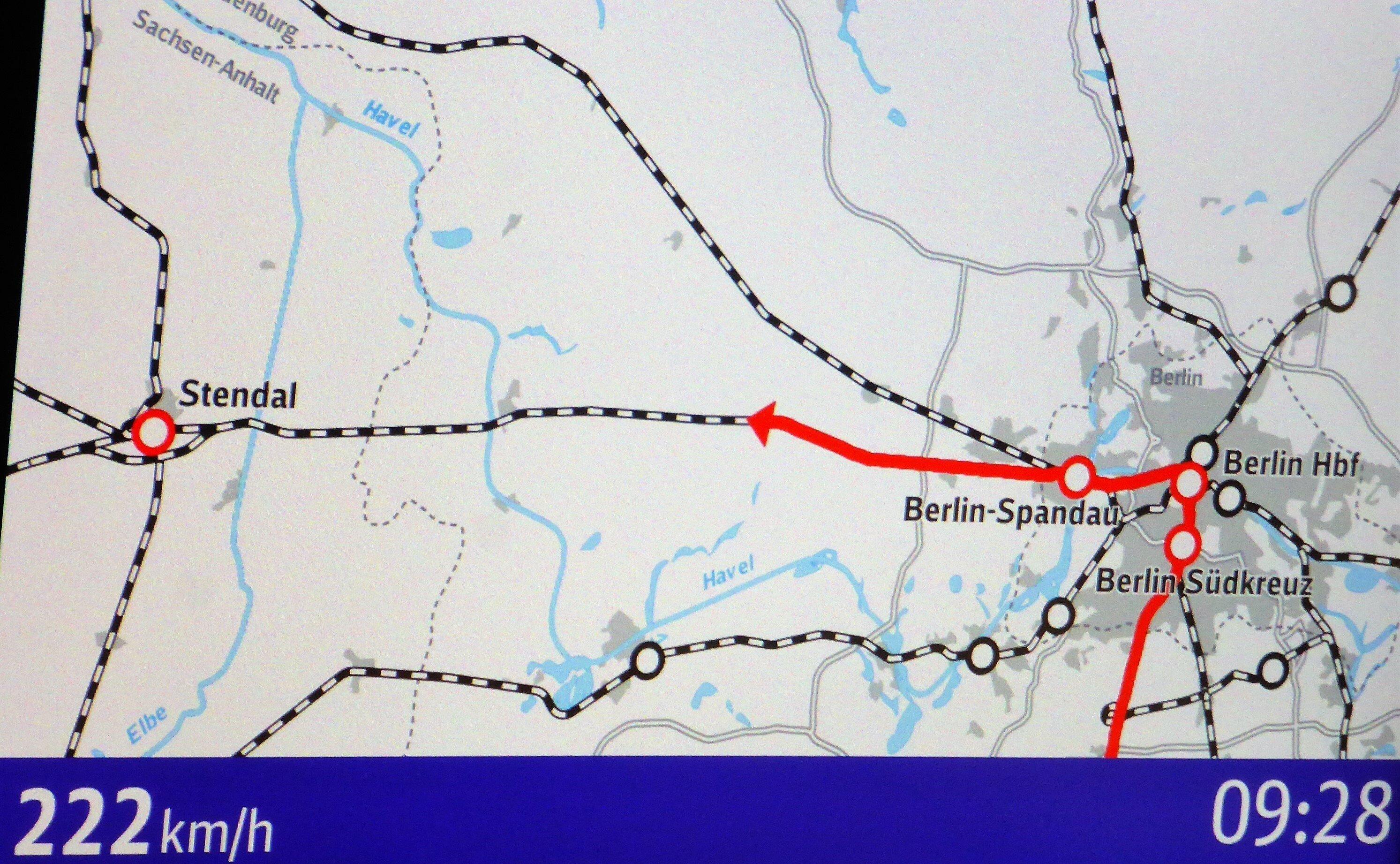 Übersicht der Fahrtroute zwischen Berlin, Havelland und Elbe. Am unteren Rand des abfotografierten Bildschirms ist die ICE-Geschwindigkeit um 9.28 Uhr mit 222 Kilometern pro Stunde angegeben.