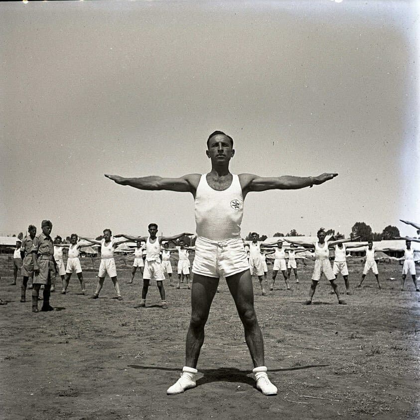 Foto hitam putih seorang peserta di Maccabiad, acara olahraga terbesar Yahudi.