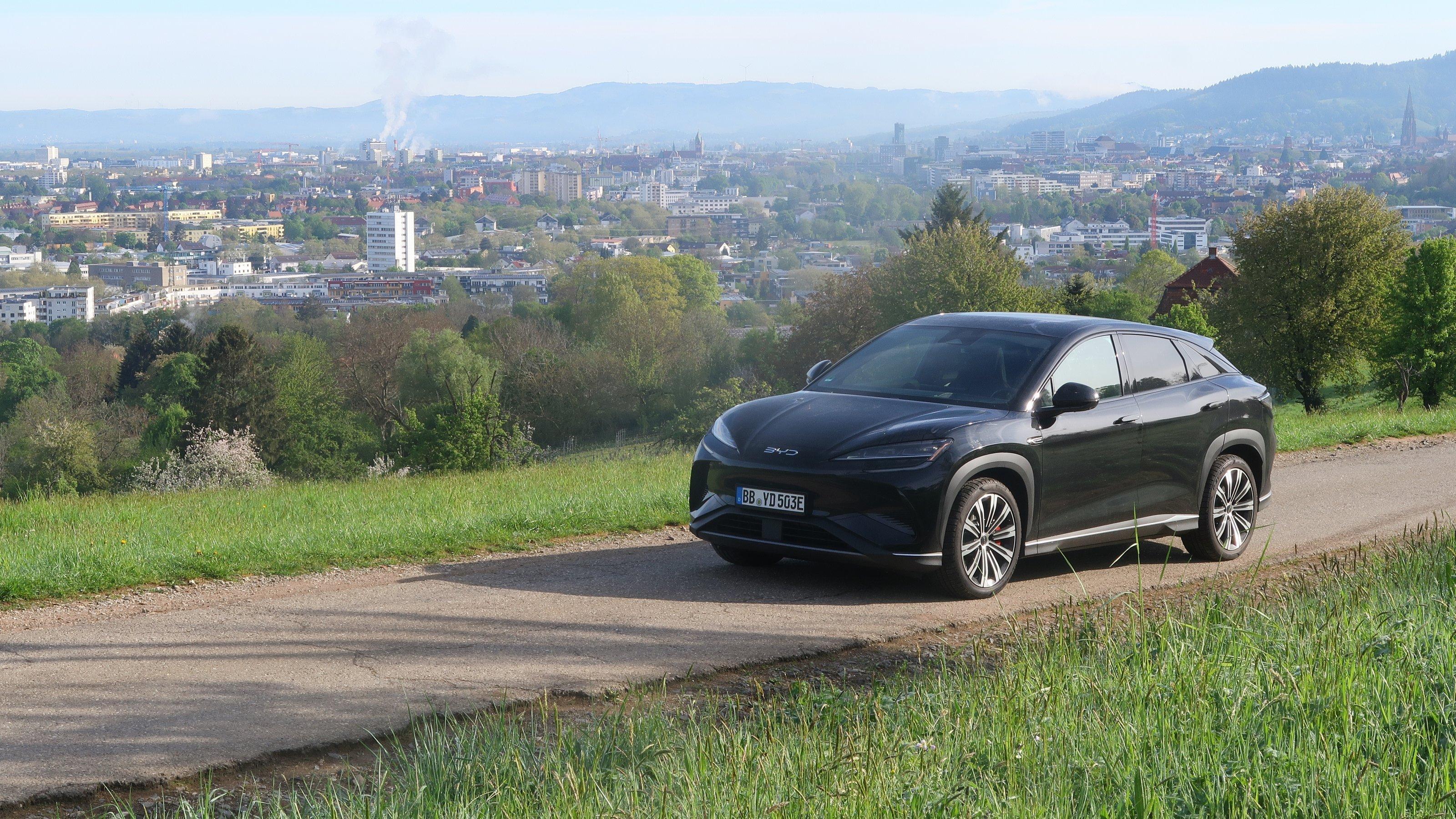 BYD Sealion parkt auf dem Schönberg.
