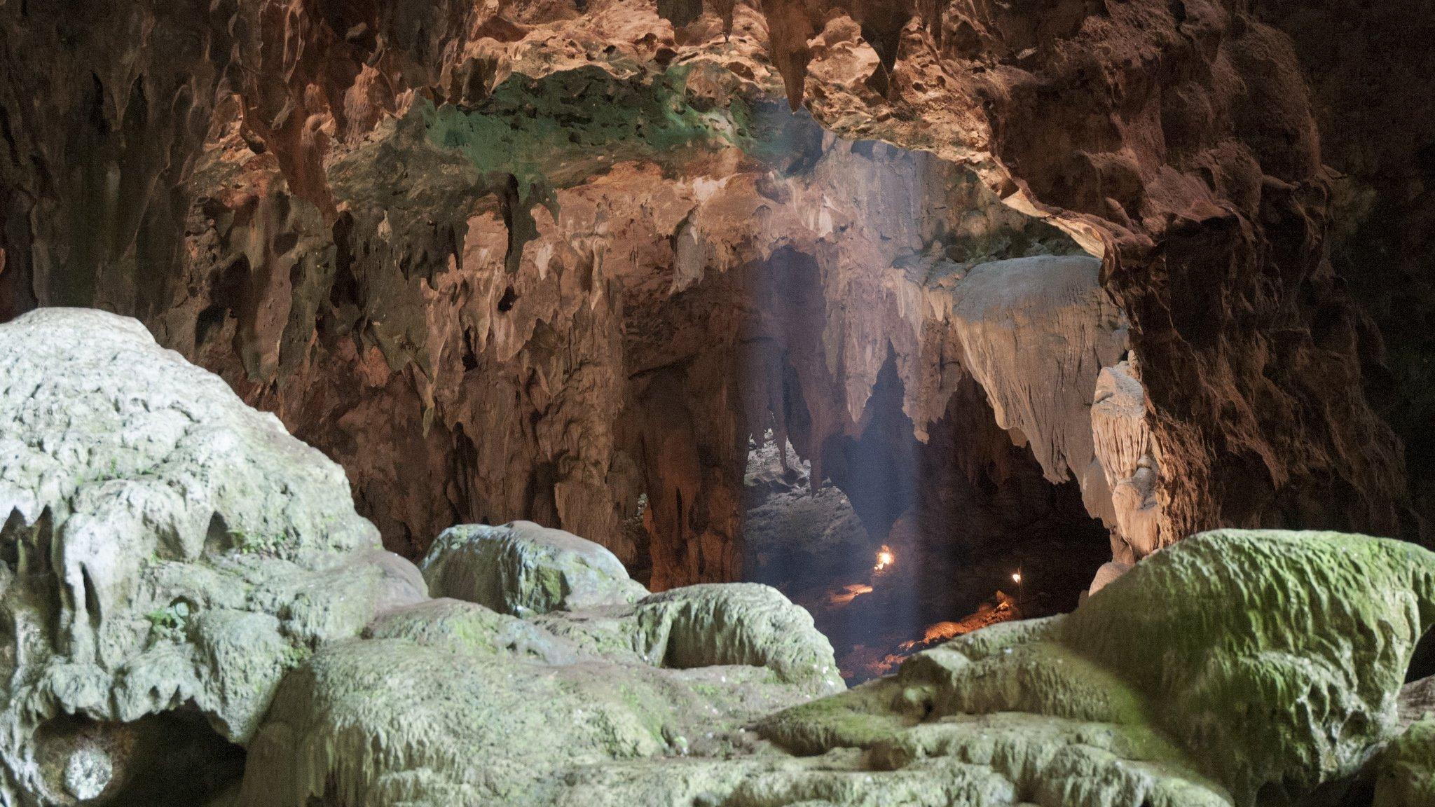 Blick ins Innere der Callao-Höhle auf der philippinischen Insel Luzon. Hier wurde im Jahr 2019 die neue Menschenart Homo luzonensis entdeckt.
