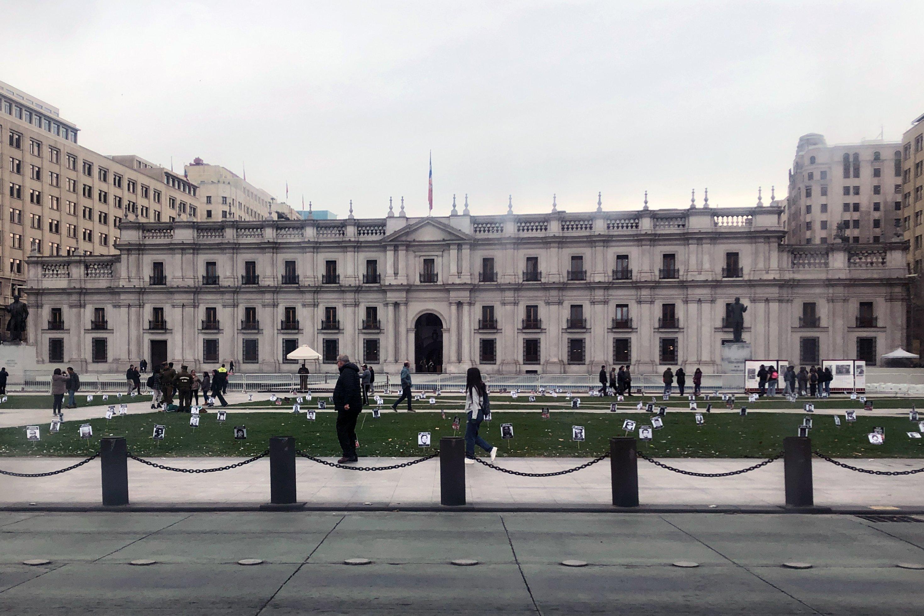 Der Präsidentenpalast La Moneda in Santiago de Chile: Am 11. September 1983 bombardierte ihn die chilenische Luftwaffe, heute erinnern Fotos an die Opfer der Diktatur.