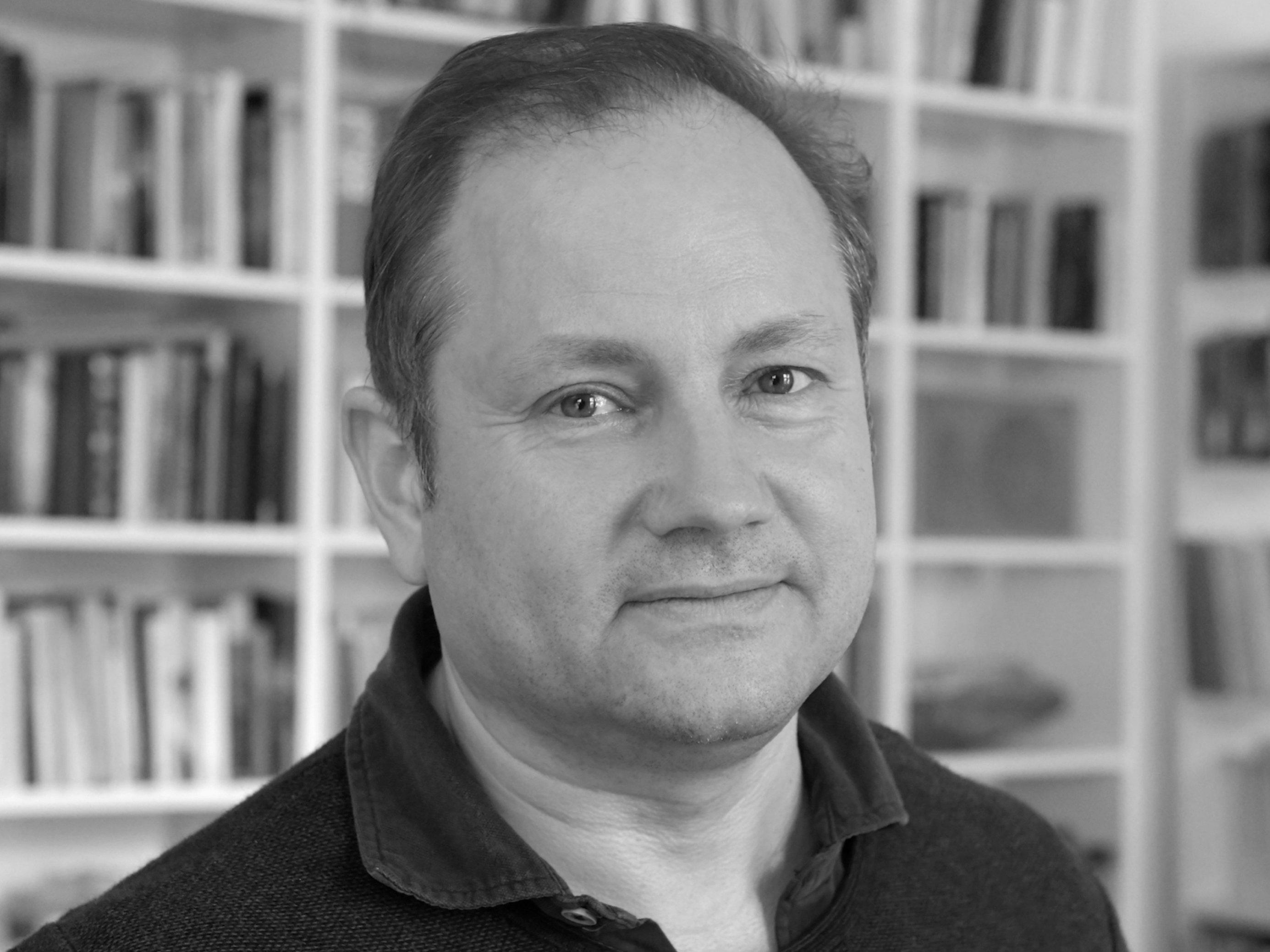 Schwarz/weiß Portrait von Christian Schwägerl.